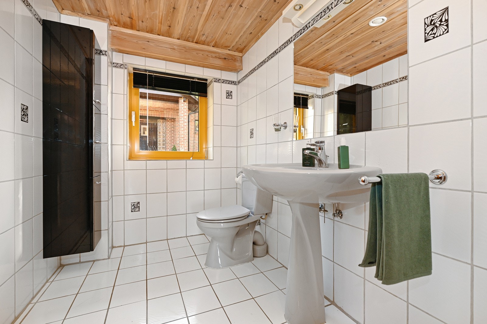 Toalettrom som ligger mellom to av soverommene i 1. etasje. Galleribilde