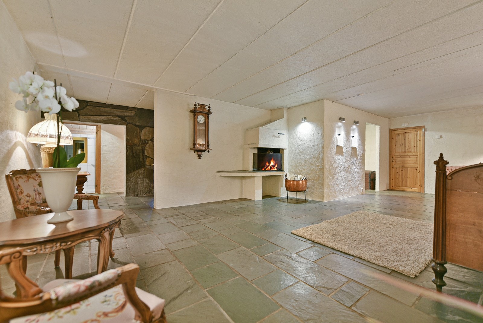 Denne stuen ligger åpen mot inngangspartiet og trappen opp til 2. etasje. Galleribilde