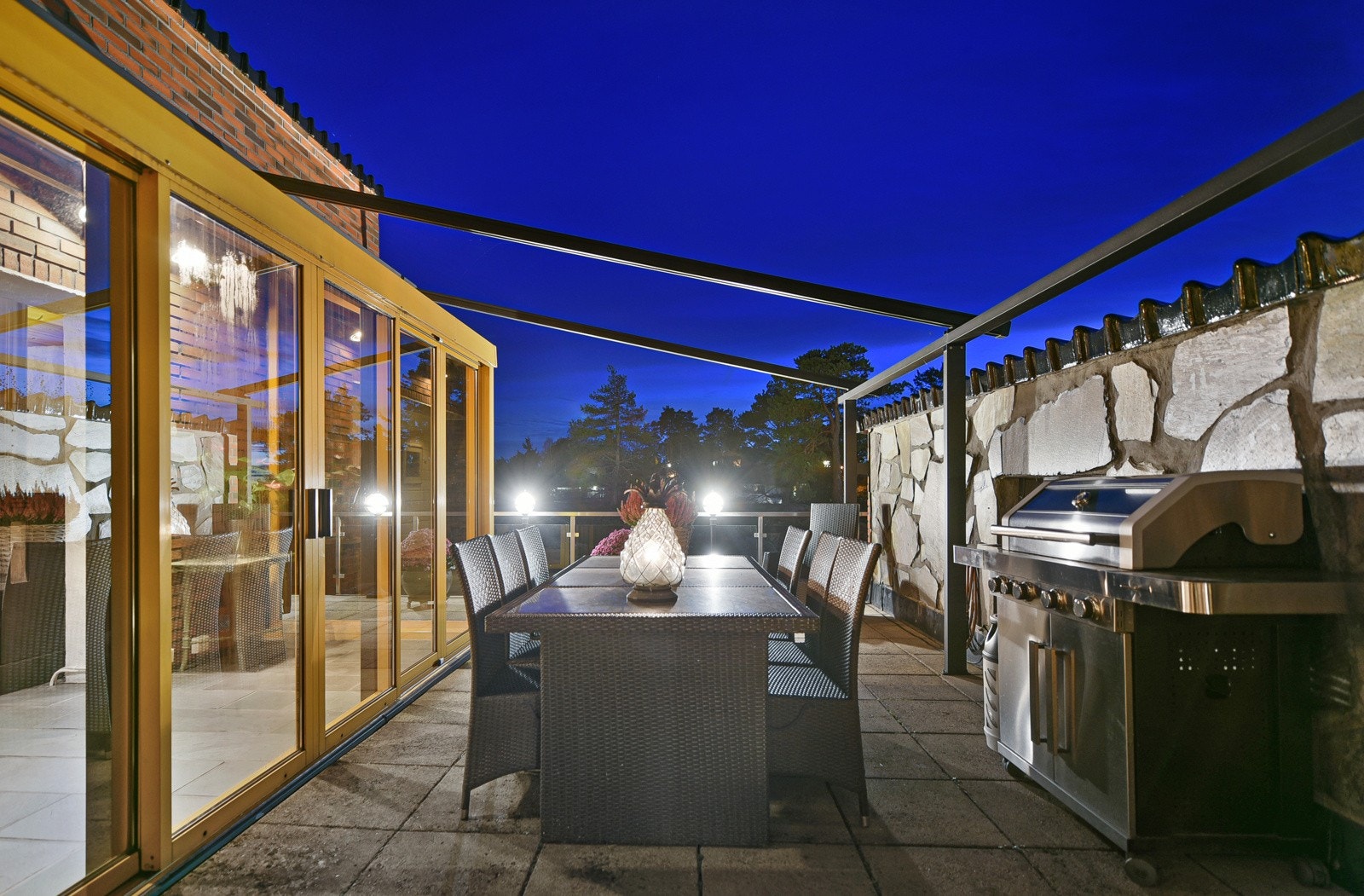 Terrassen ligger i en atriumsløsning og vender mot friarealet i sør. Galleribilde