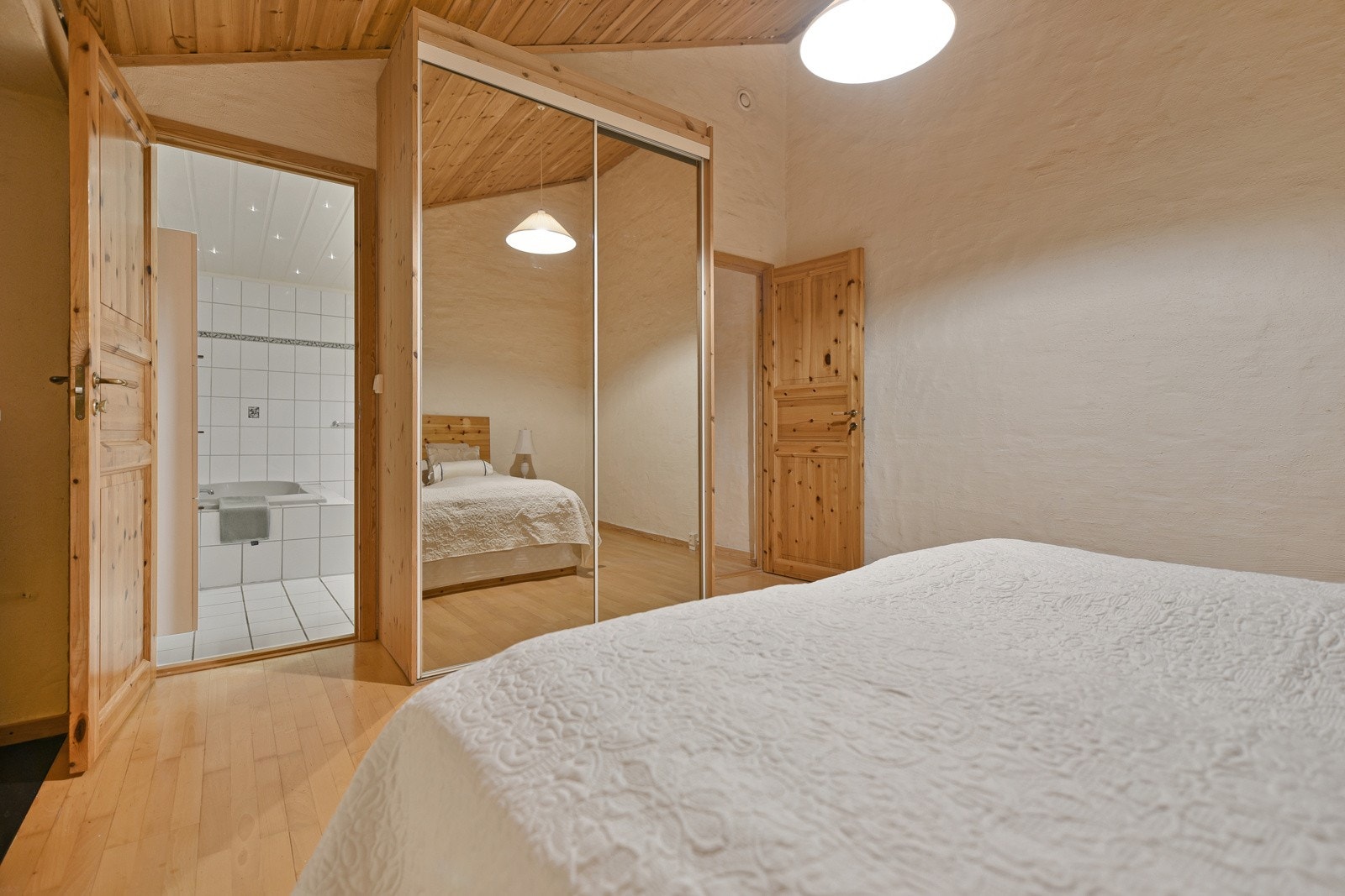 Hovedsoverommet ligger i 2. etasje og er på ca 15 kvm. Galleribilde