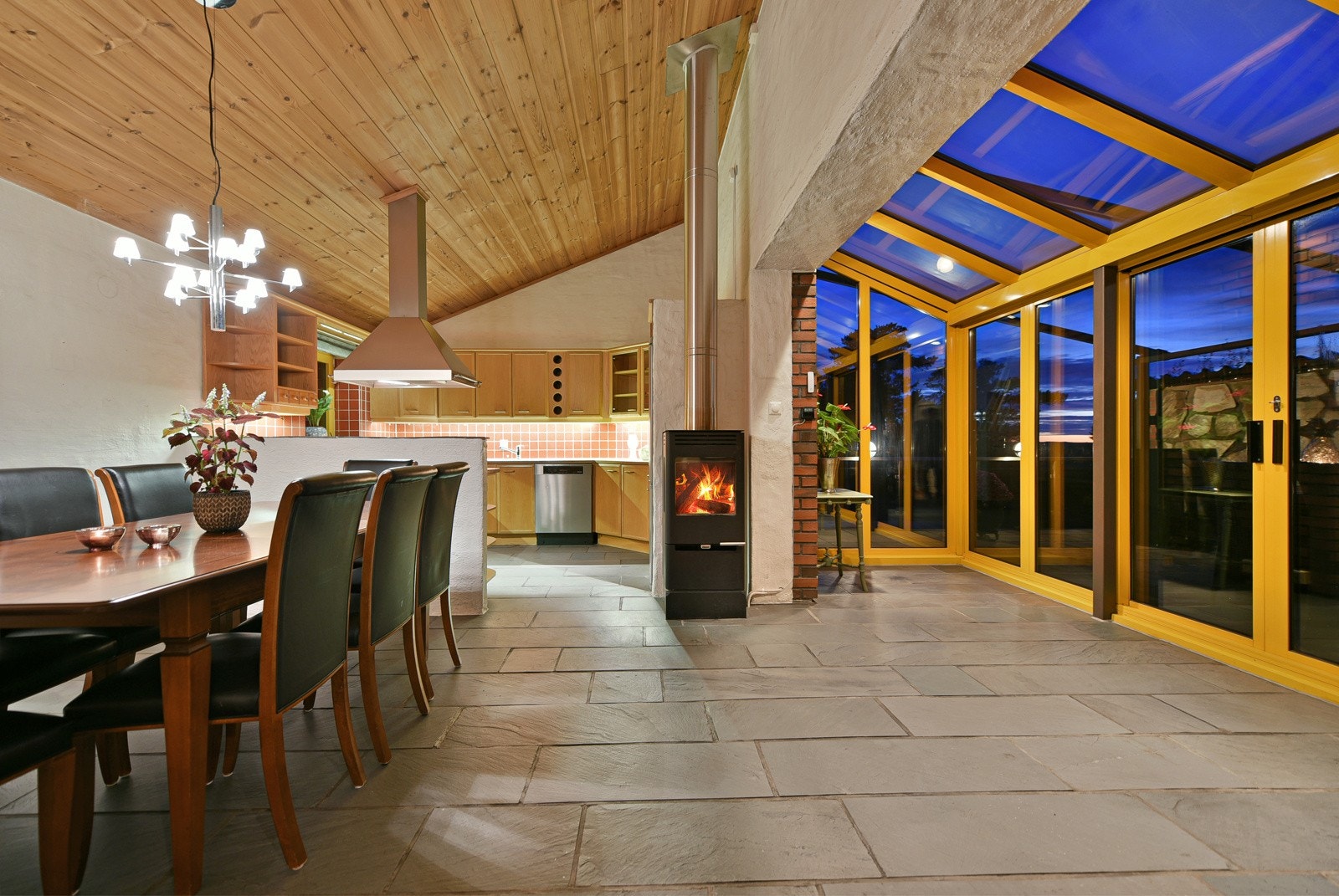 Kjøkkenet har en fin og sosial avgrensning mot spiseplassen. Galleribilde