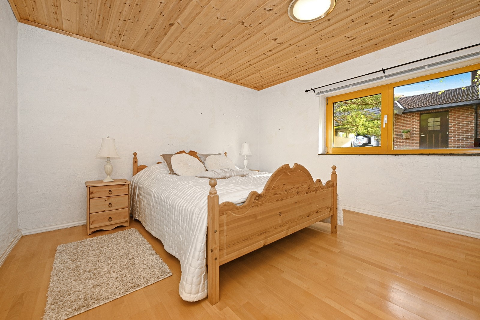 Romslig soverom i 1. etasje. Galleribilde