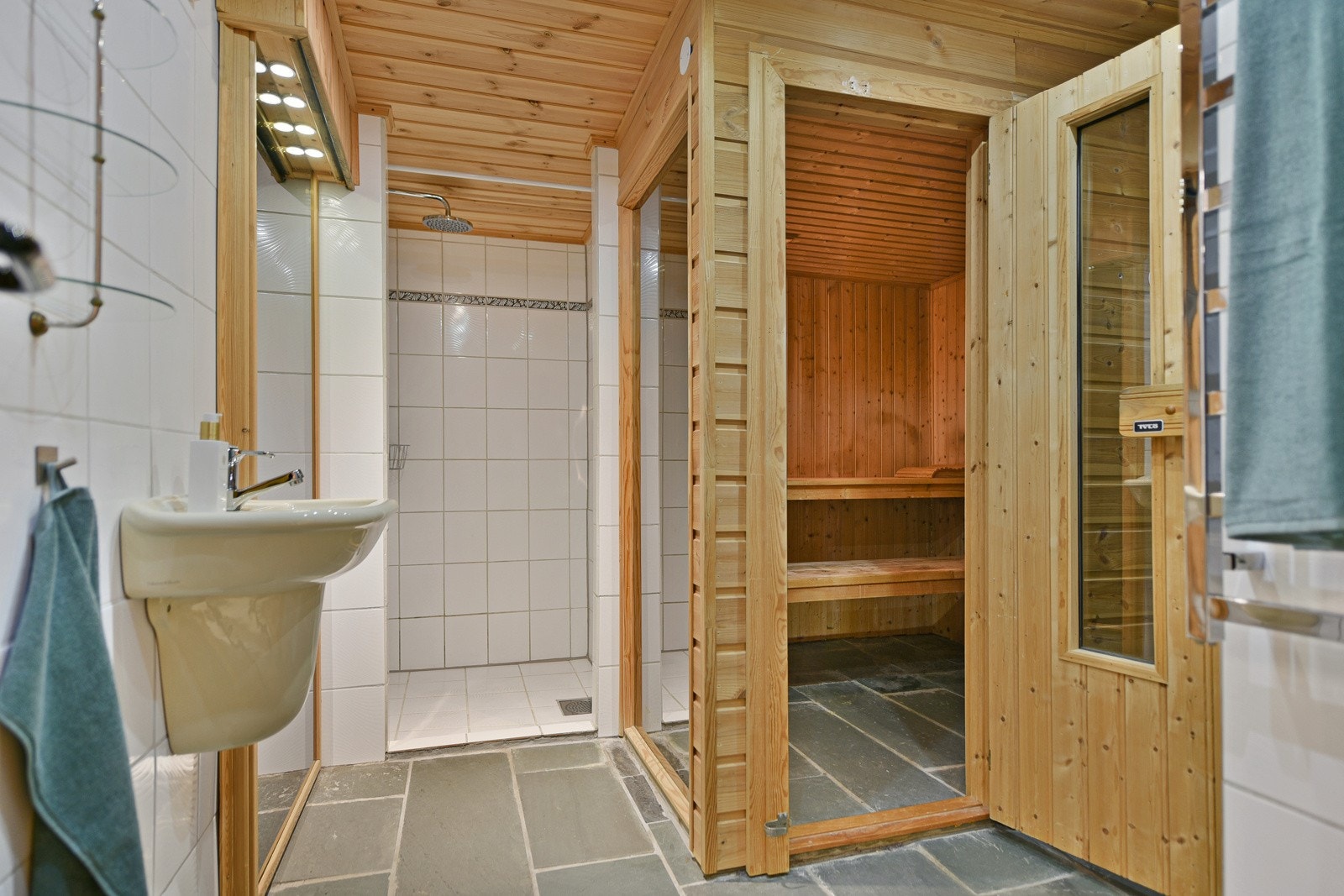 Bad med badstue i 1. etasje. Galleribilde