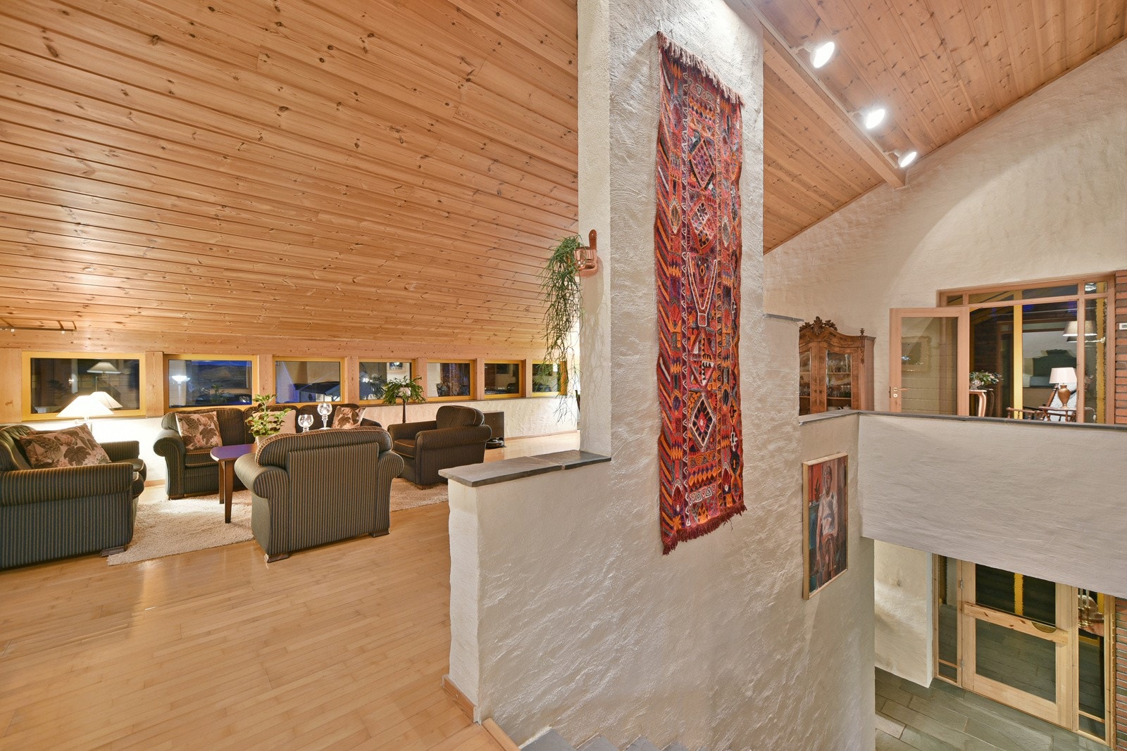 Det er vannbåren gulvvarme i begge etasjer. Galleribilde