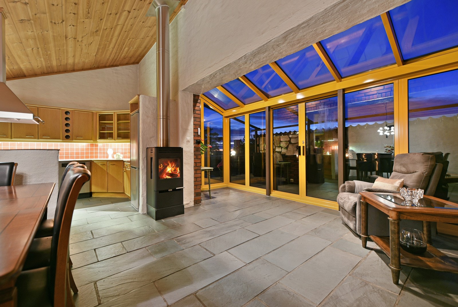 Kjøkkenet har en flott vinterhage ut mot terrassen. Galleribilde