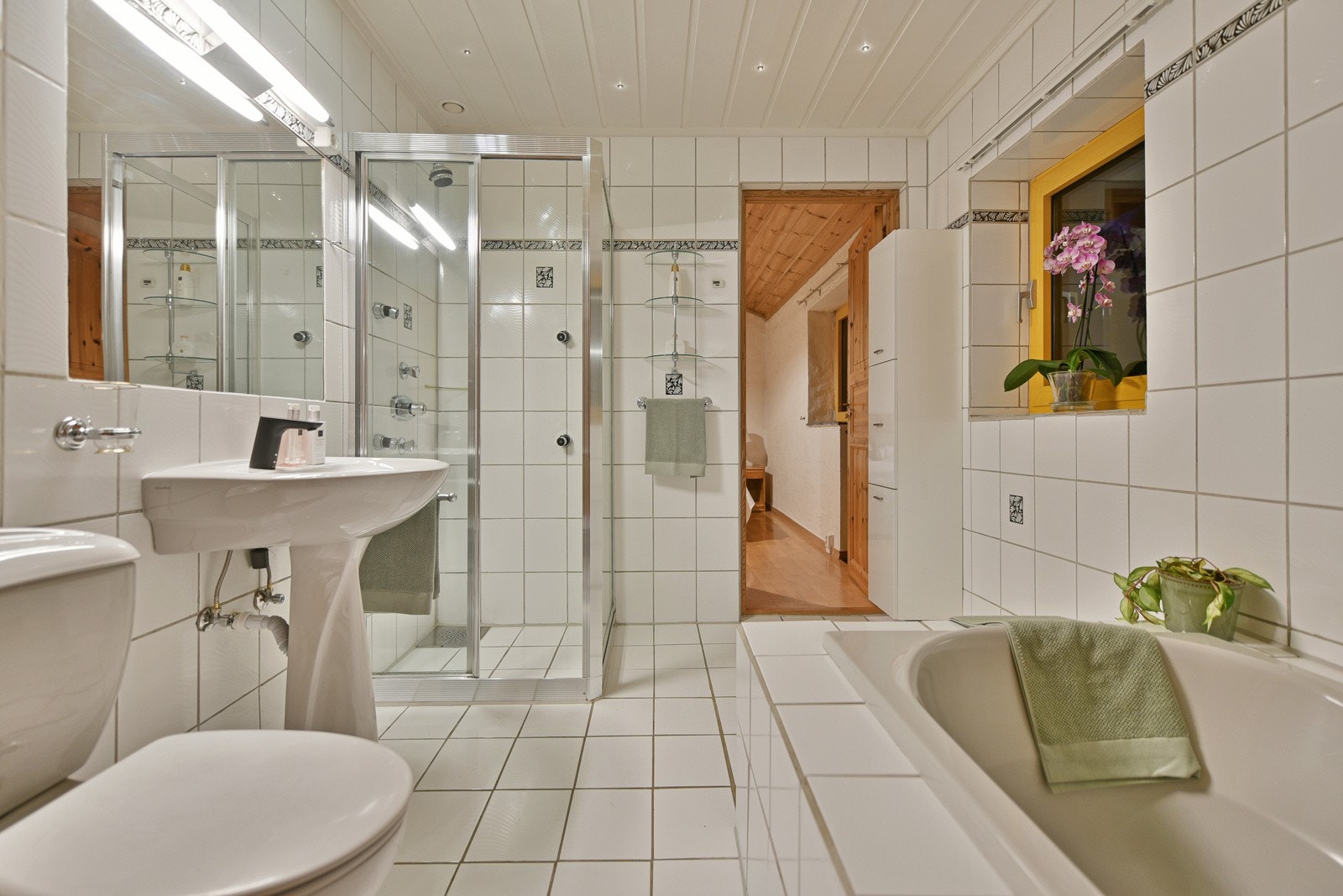 Baderommet i 2. etasje har både badekar og dusjhjørne. Galleribilde