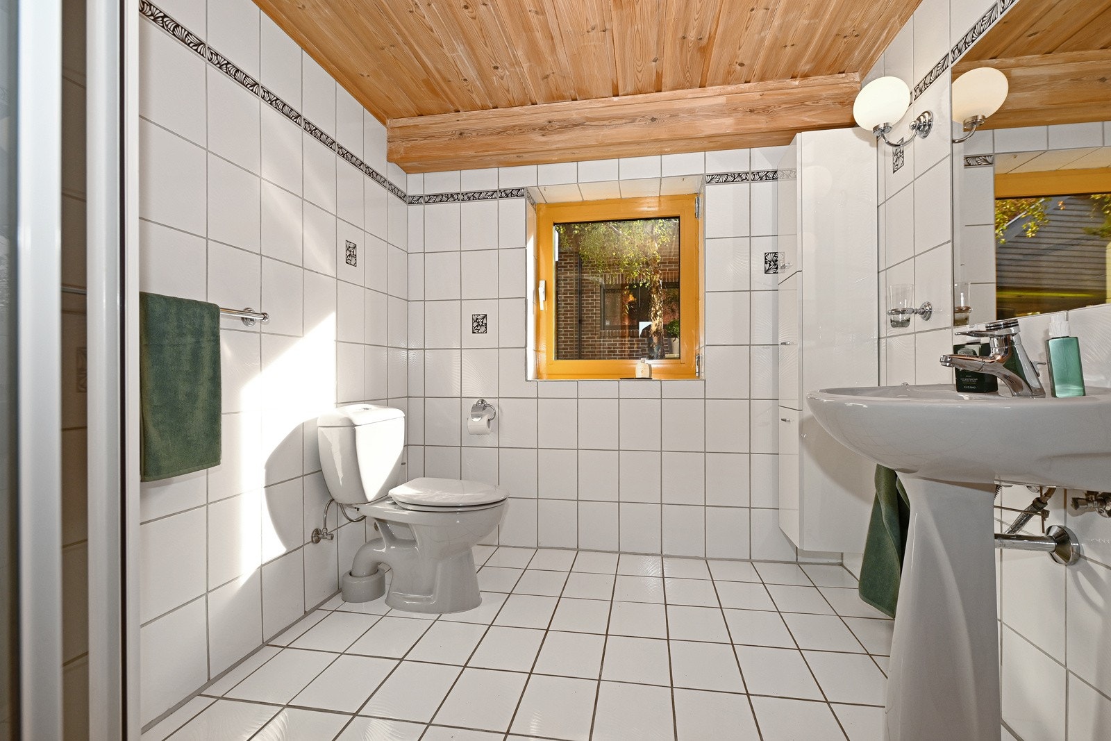 Baderom som ligger mellom to av soverommene i 1. etasje. Galleribilde