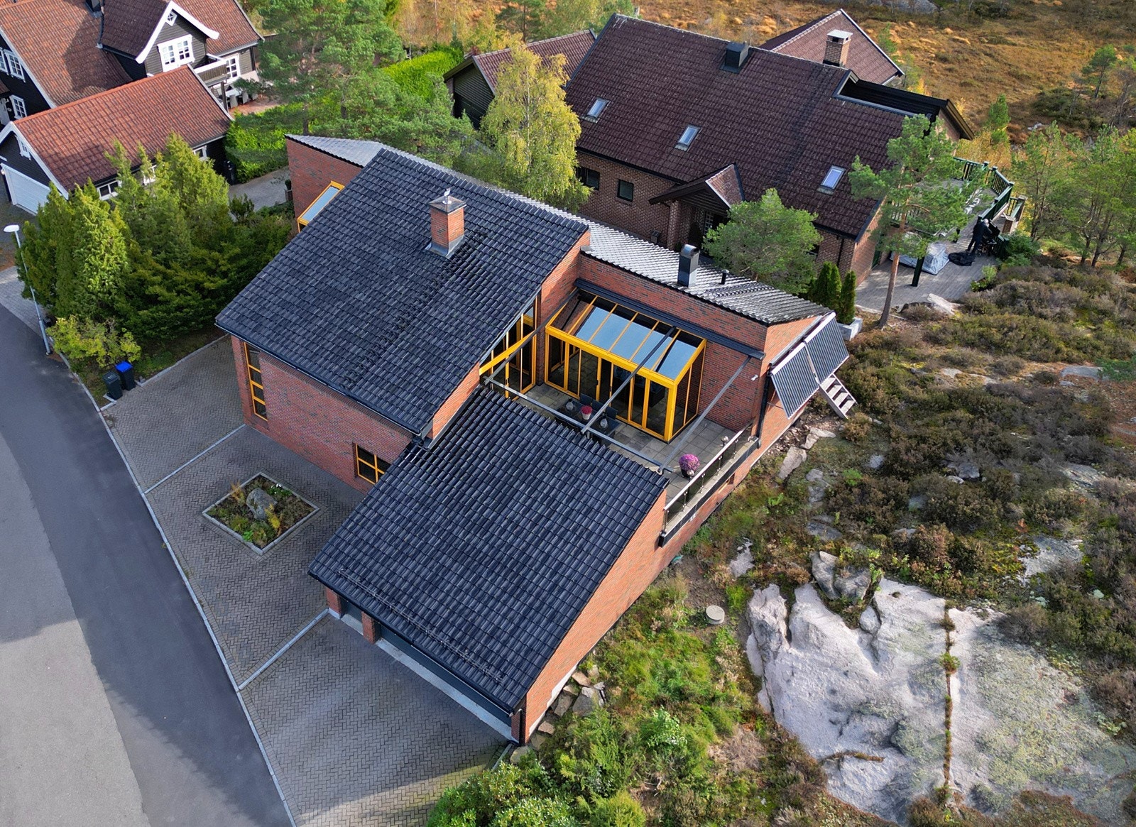 Boligen har yttervegger som er forblendet med teglstein, og på taket er det glassert takstein Galleribilde