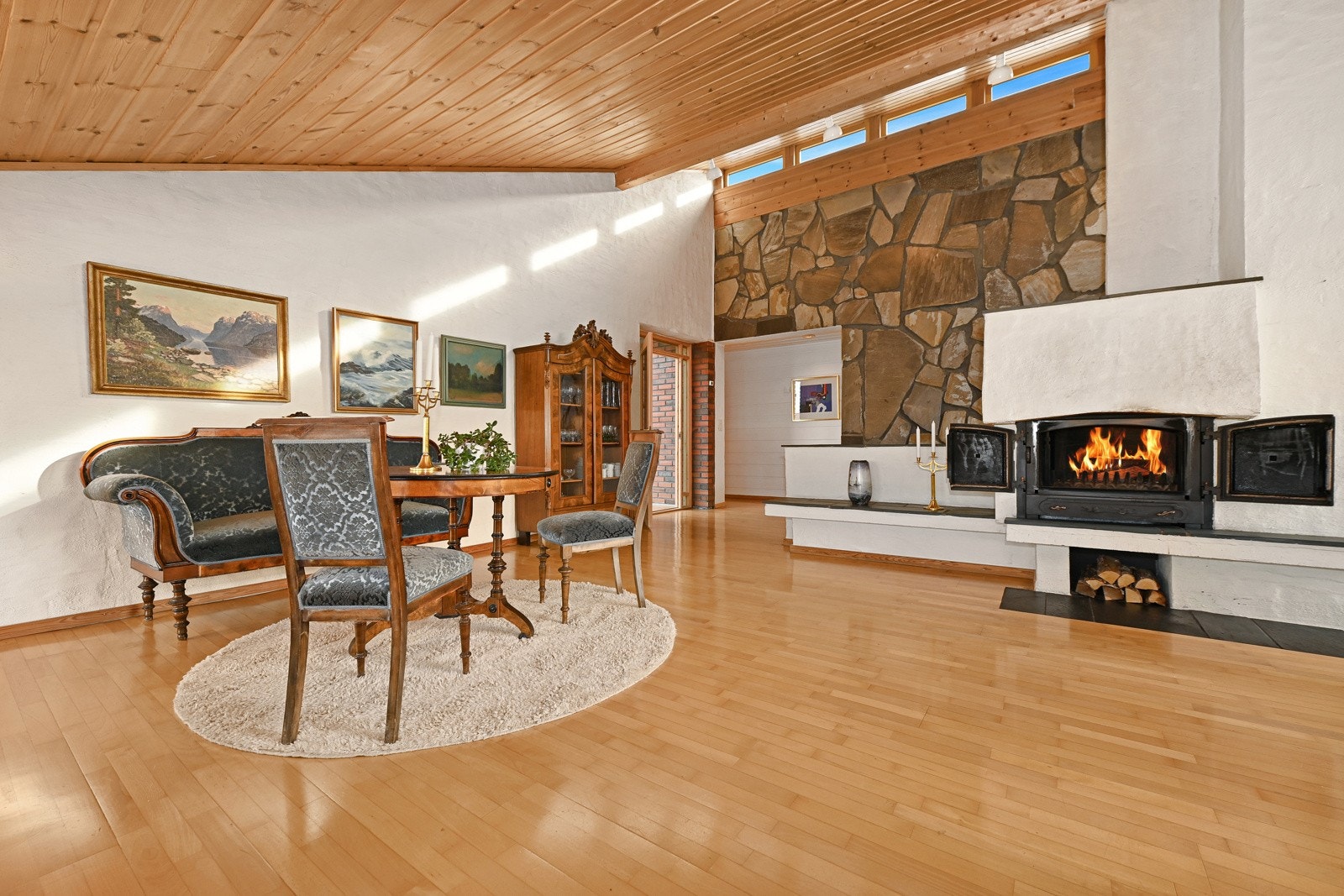 Takhøyde på opptil 4,5 meter og gjennomlys gir god romfølelse. Galleribilde