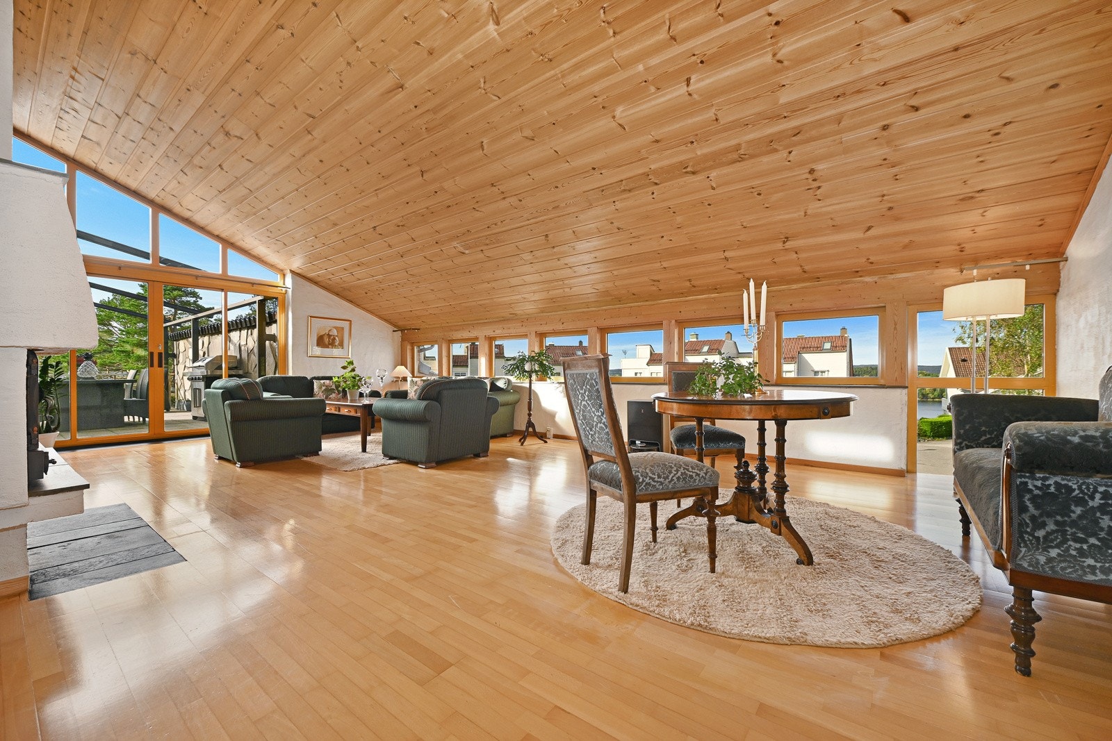 Huset er skjermet for innsyn, og har romslige stuer i begge etasjer. Galleribilde