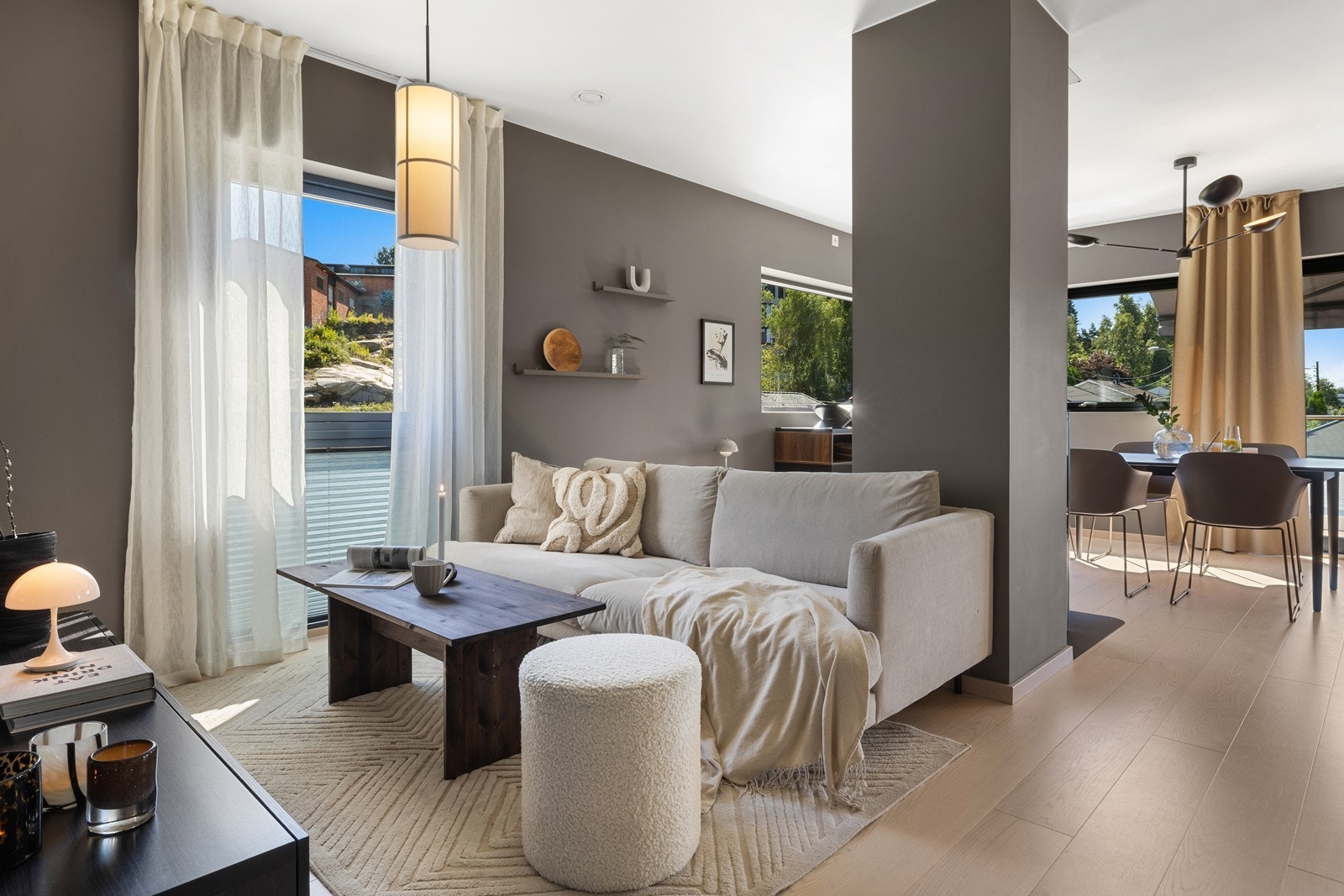 Endeleilighet gir gjennomlys i stue/kjøkken og vindusflatene er store. Galleribilde