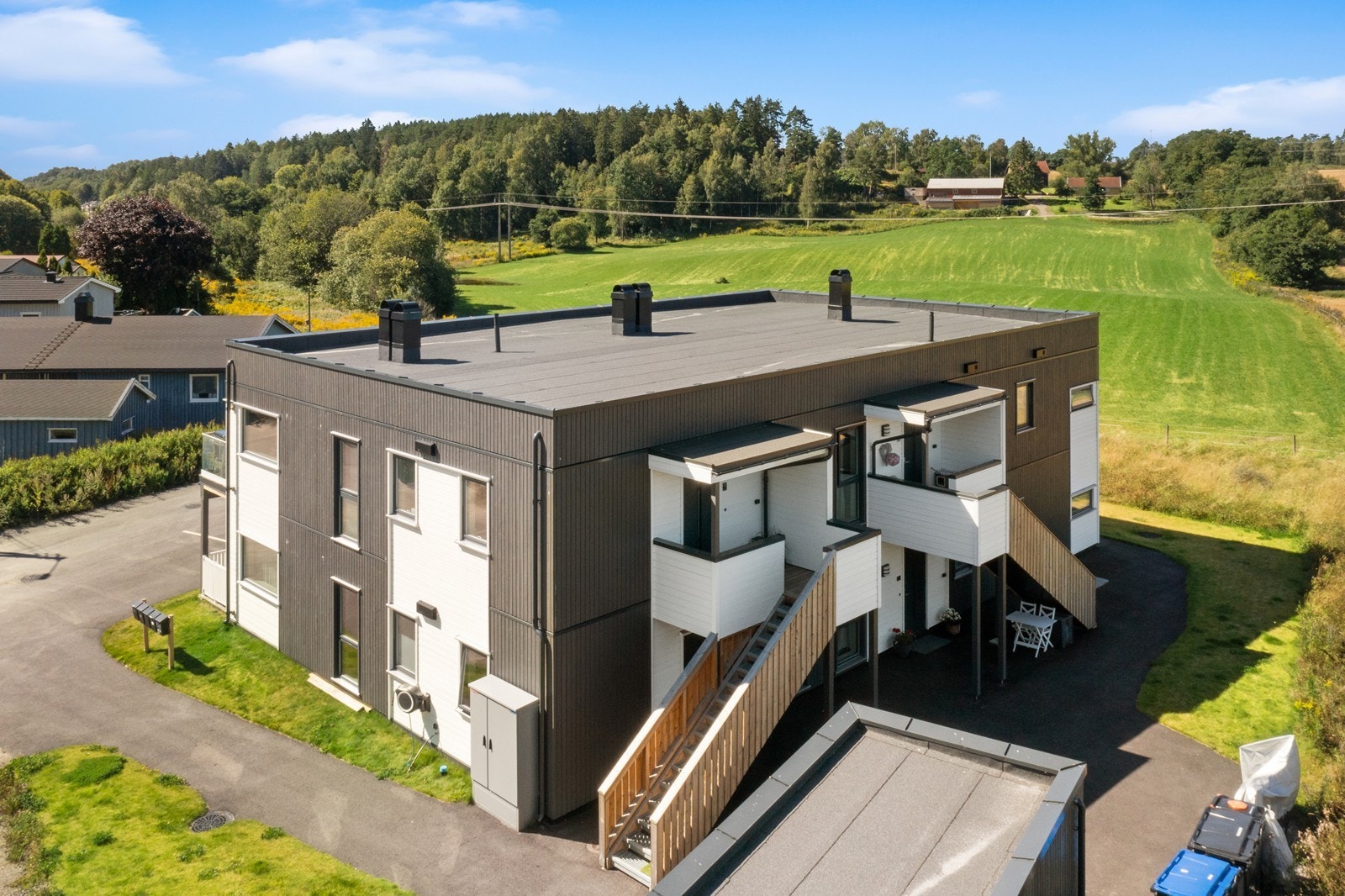 Leiligheten ligger i etablert område i Greåkerdalen med kort vei til barnehage, skole og butikker. Ca 6 km til Sarpsborg sentrum Galleribilde