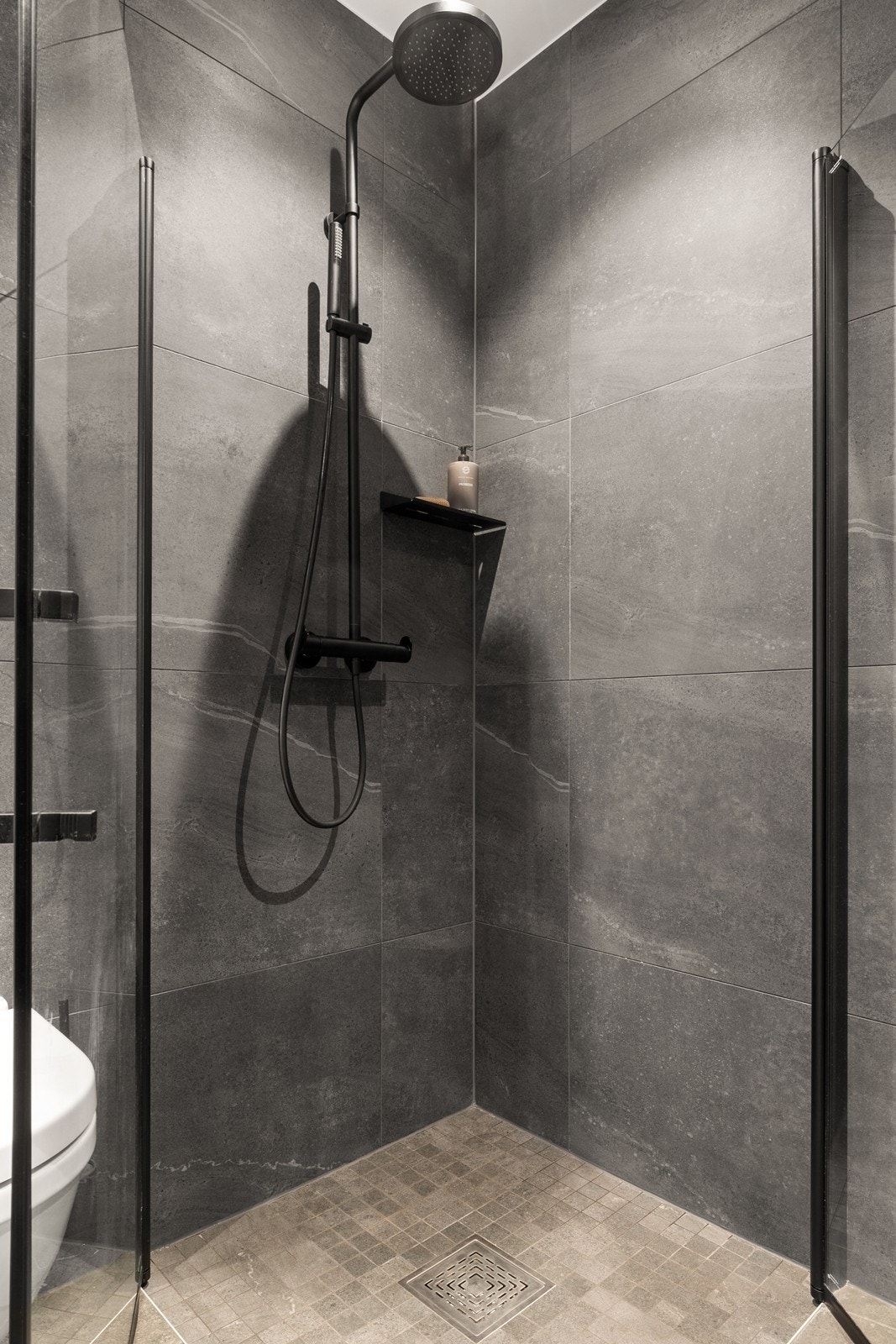 Det er selvsagt varme i gulvet og rombelysningen har du via downlights i himlingen. Galleribilde