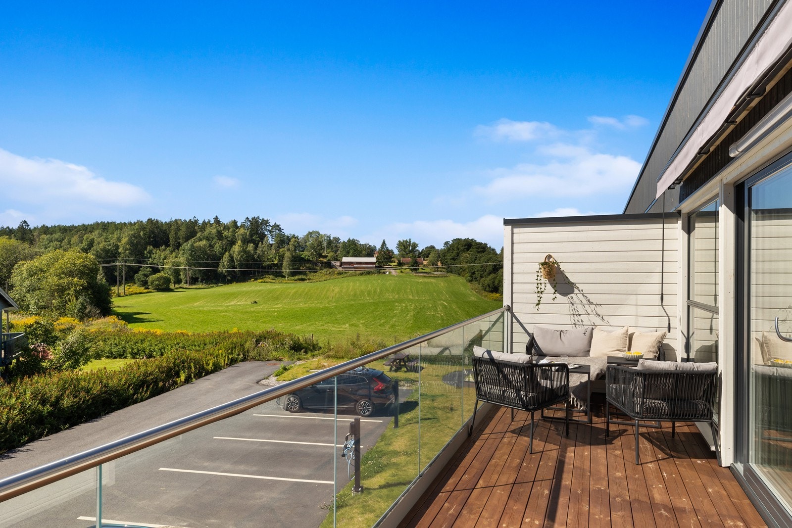 Solrik uteplass med god utsikt over nærområdet. Galleribilde