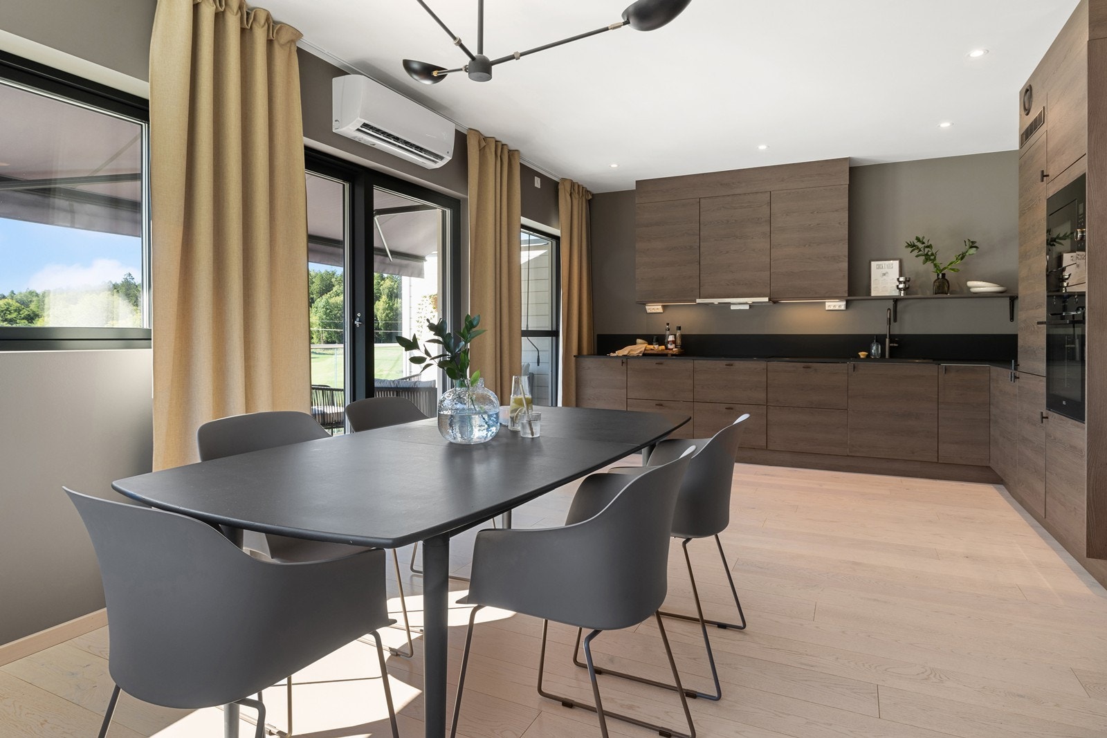 Velkommen til Dalveien 157D - en meget pen, moderne og nesten ny leilighet med mulighet for 3 soverom. Galleribilde