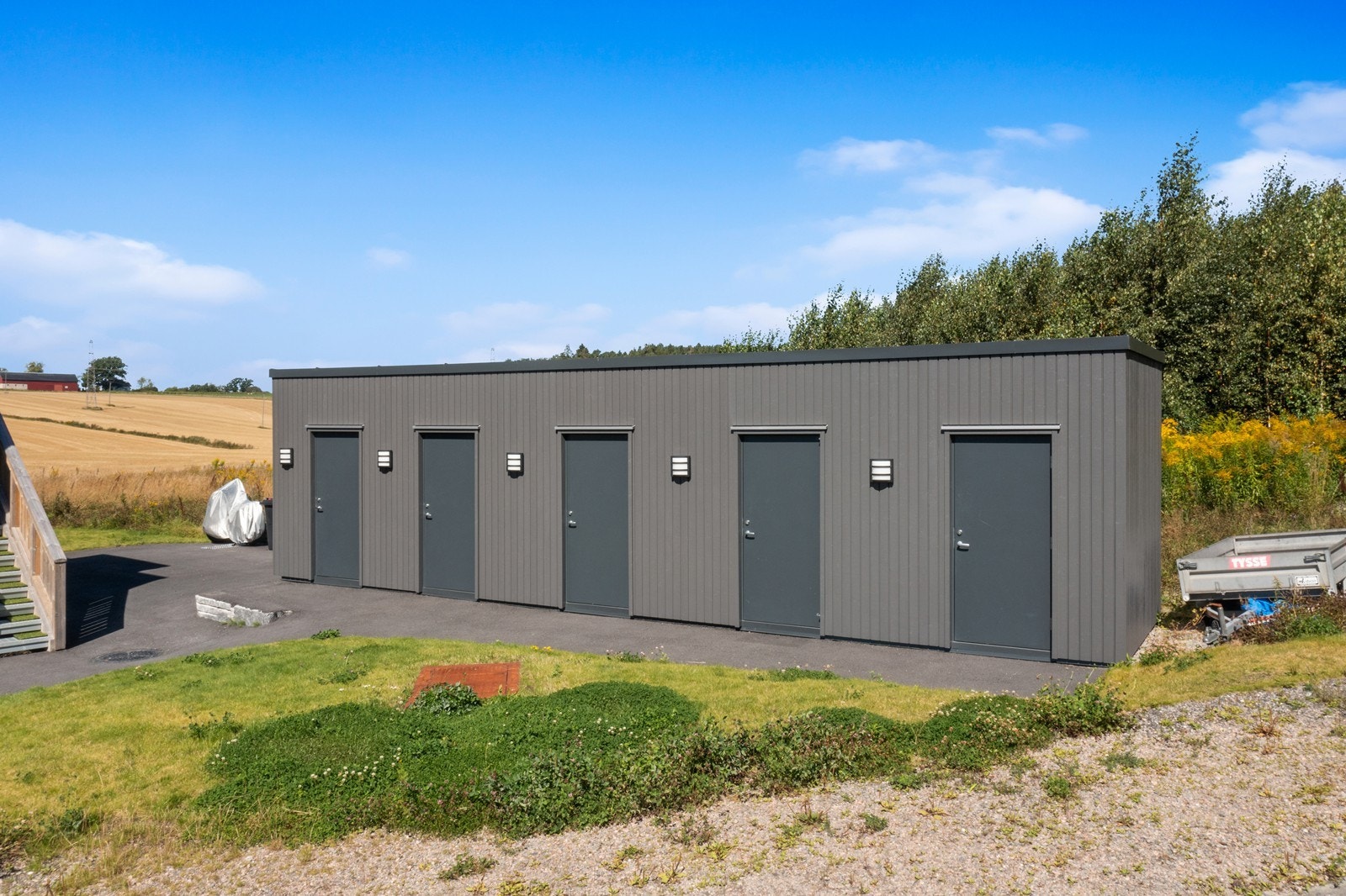 Det medfølger egen bod i frittliggende bodrekke. Galleribilde