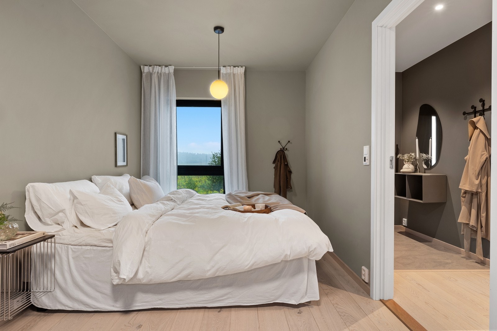 Dus og behagelig farge som er malt både på vegger og i tak. Gir rommet en ekstra ro som er god å våkne opp til. Galleribilde