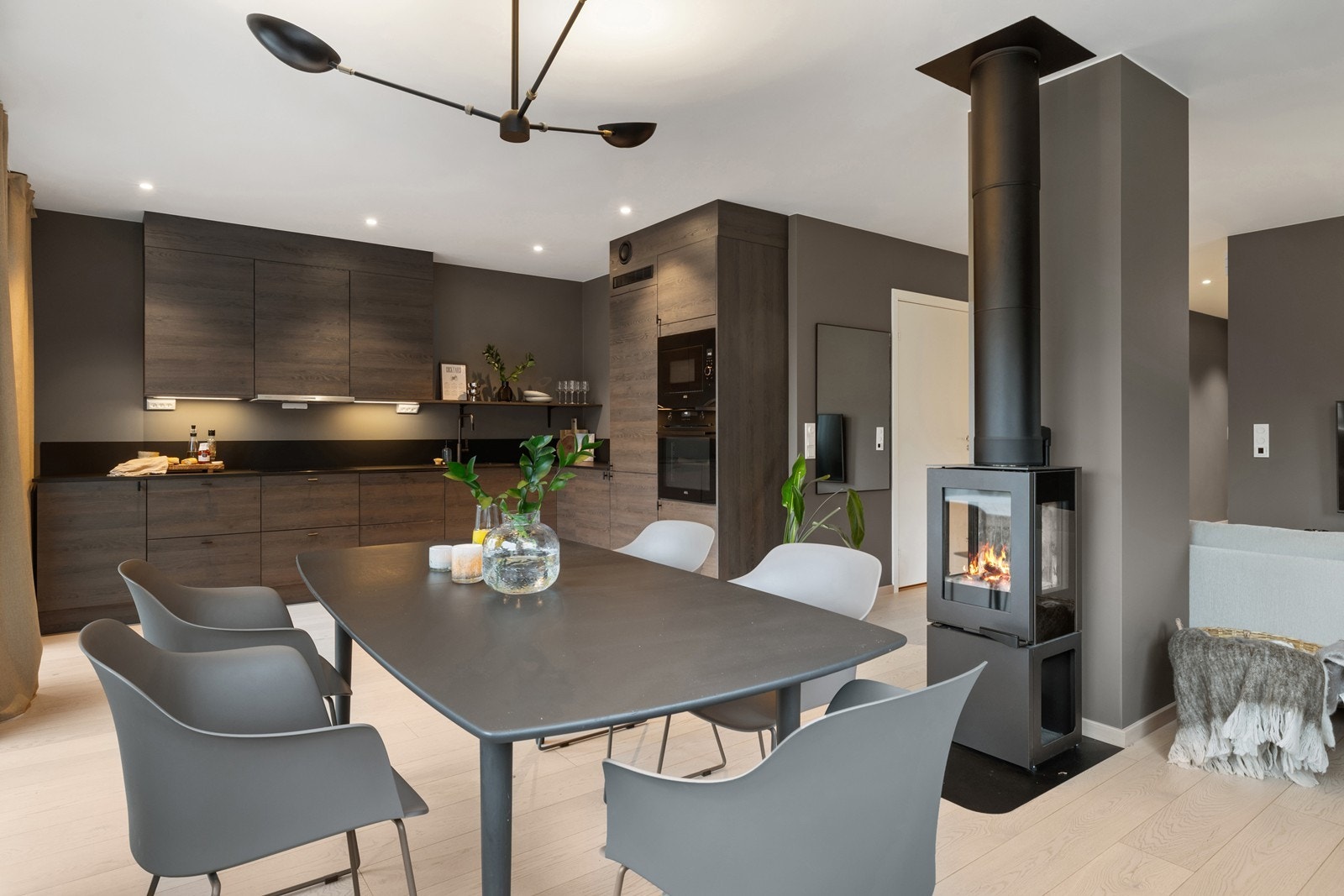 God plass til stort spisebord med plass til både familien og gjester. Galleribilde