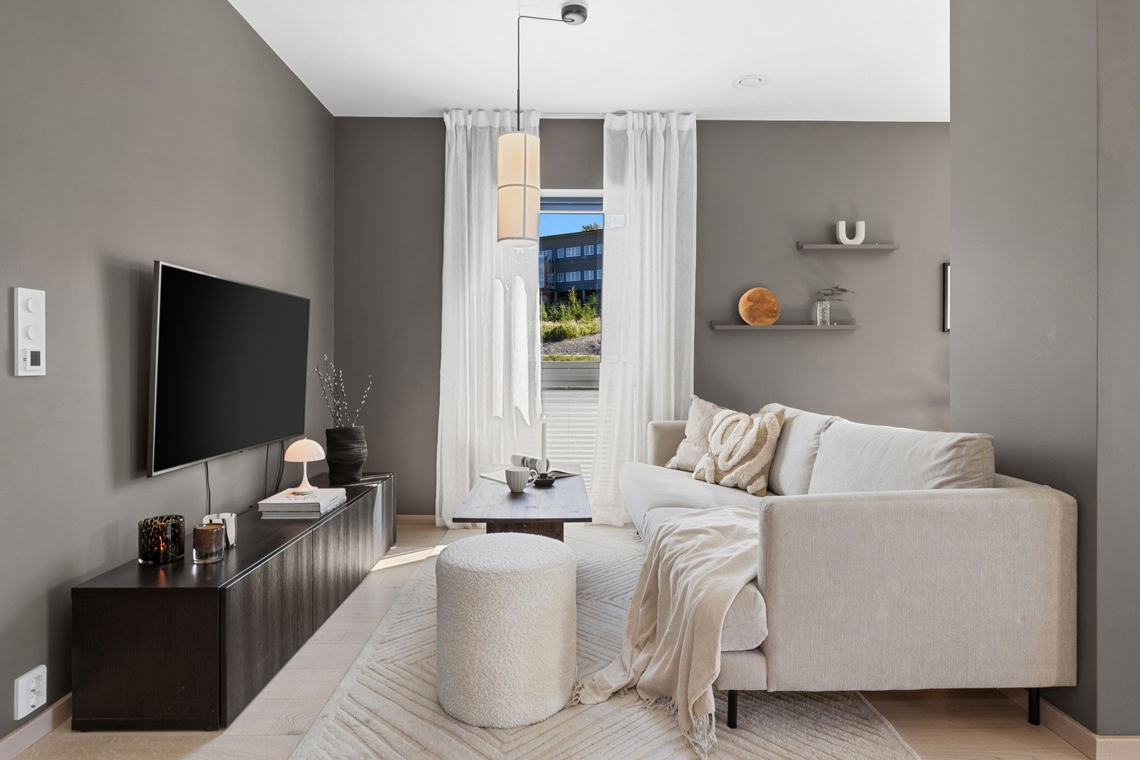 Her kan man sette opp vegger og få det 3. soverommet. Eier har valgt å bruke dette som en del av stuen og innredet det med sofagruppe. Galleribilde