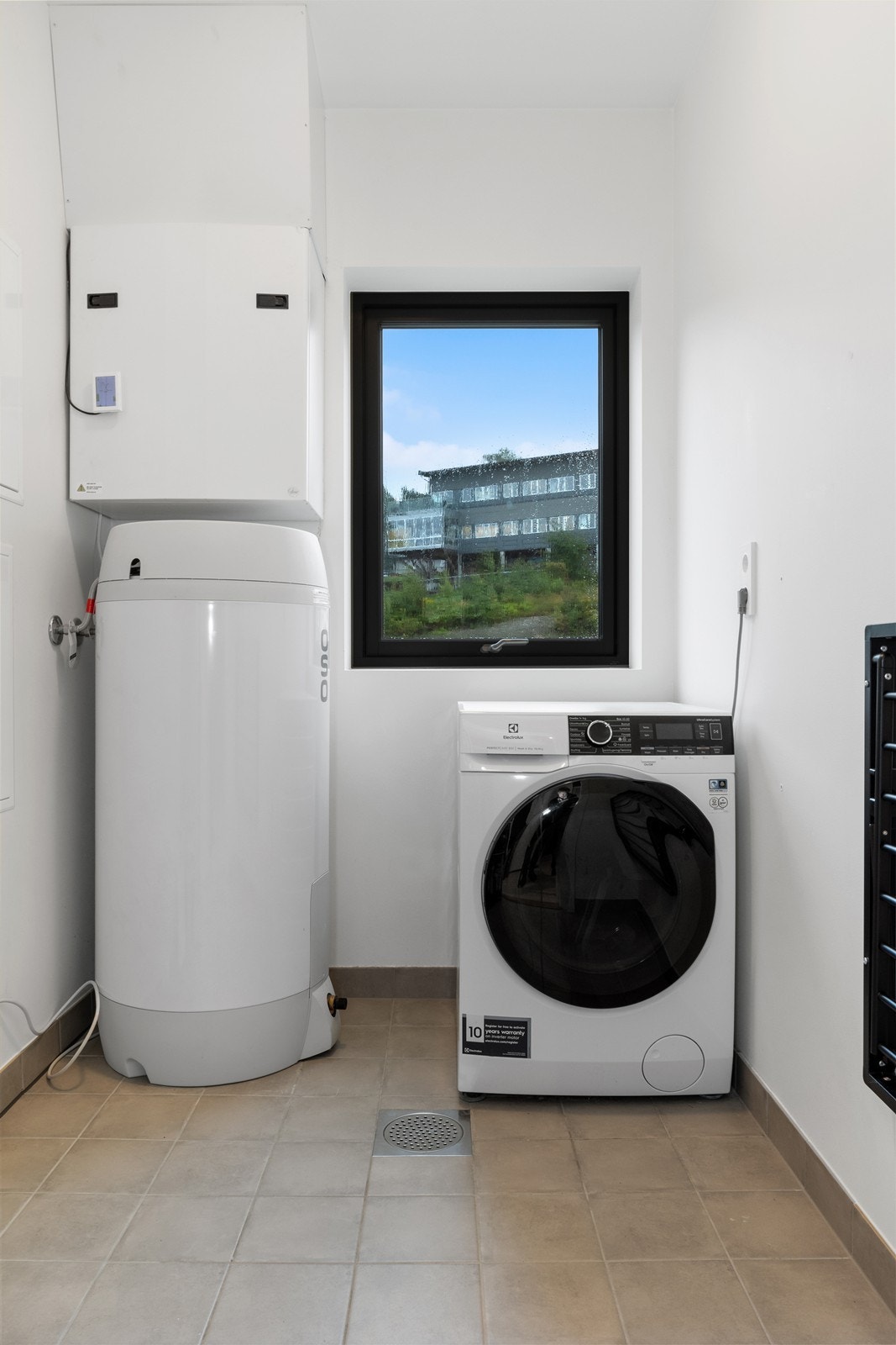 Boligen har også et teknisk rom med varmtvannsbereder og opplegg til vaskemaskin. Kan også fint benyttes til lagerplass. Galleribilde