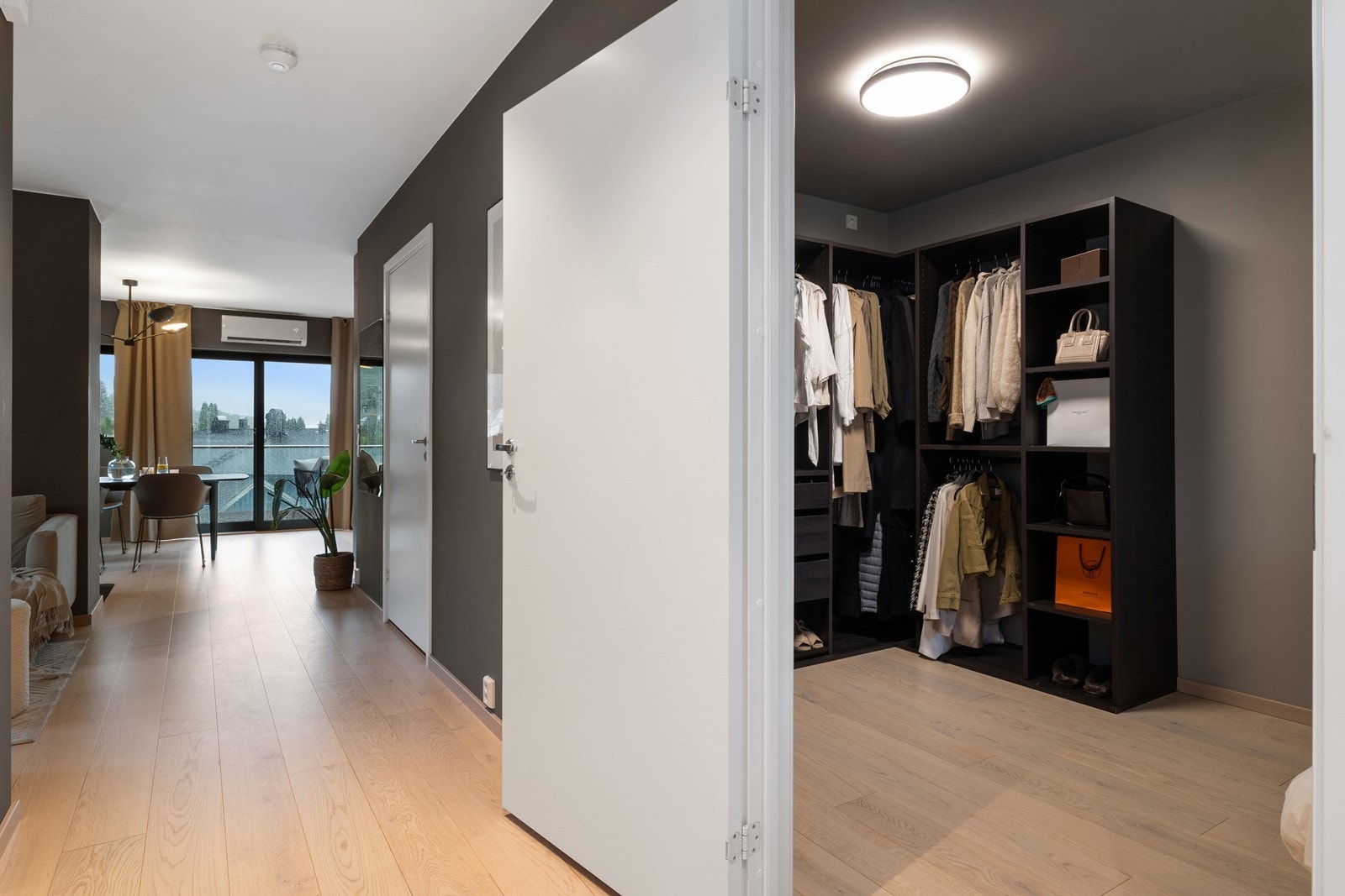 Hovedsoverommet til høyre har fin garderobeløsning. Galleribilde