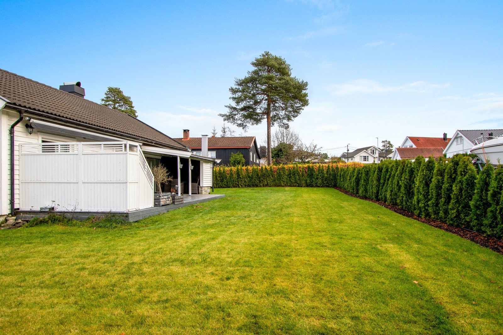 Hagen byr på rikelig med boltreplass, og rammes inn med vintergrønn hekk. Galleribilde