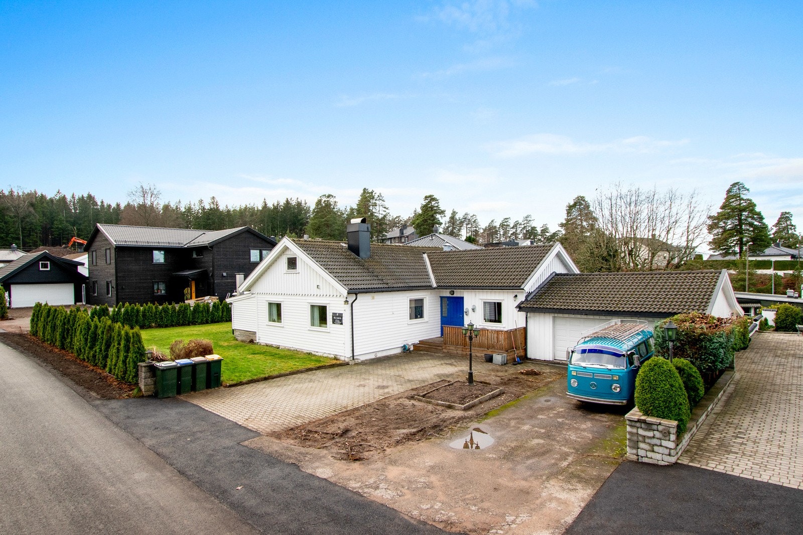Det er parkering i en tilliggende dobbelgarasje på ca. 46 kvm og på egen, steinbelagt gårdsplass. Galleribilde