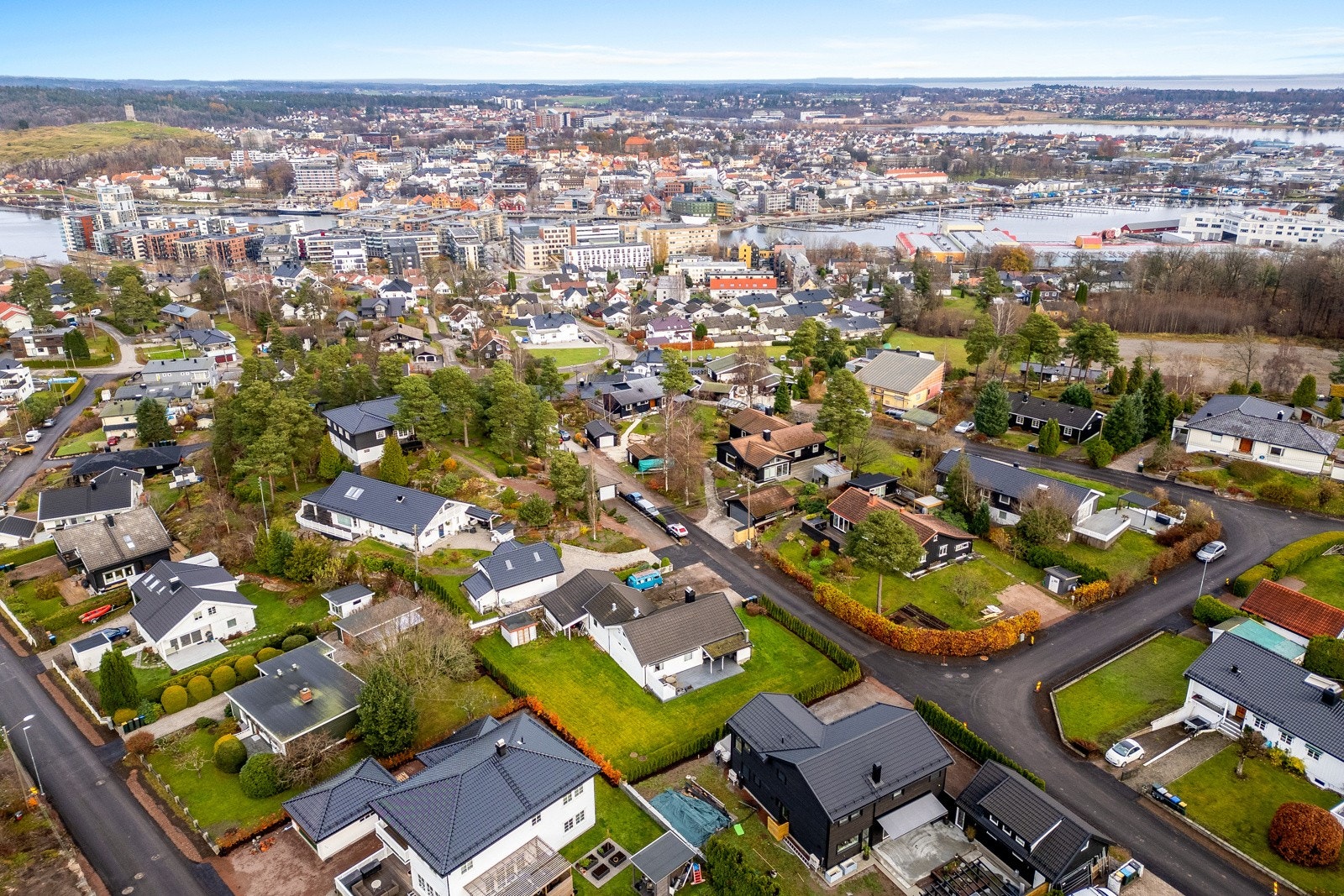 Området har nærhet til skoler, barnehage, bussholdeplass og en rekke servicetilbud. Teieskogen ligger i umiddelbar nærhet med lysløype og flotte turområder. Galleribilde