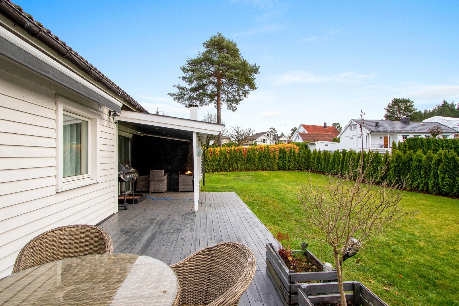 Tomten på 917,4 kvm er flat, lettstelt og pent opparbeidet med gressplen og steinbelagt gårdsplass. Galleribilde