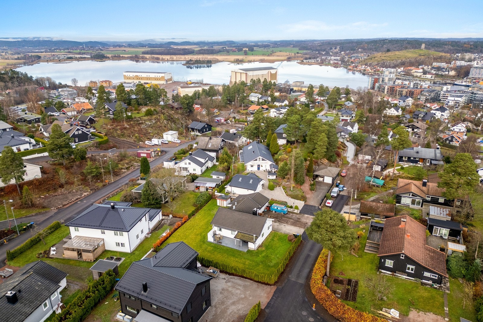 Fra boligen er det gangavstand til Tønsberg brygge, via gangbro fra Kaldnes, hvor du kan nyte av båtlivets gleder eller et stort utvalg av restauranter, kafeer og barer. Galleribilde