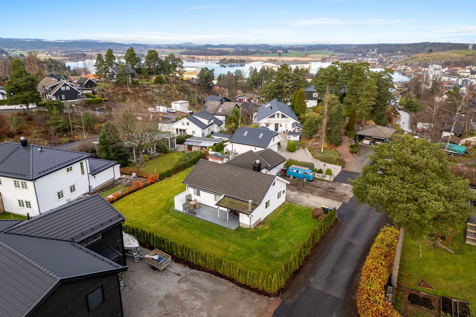 Fra boligen er det gangavstand til Tønsberg brygge, via gangbro fra Kaldnes, hvor du kan nyte av båtlivets gleder eller et stort utvalg av restauranter, kafeer og barer. Galleribilde