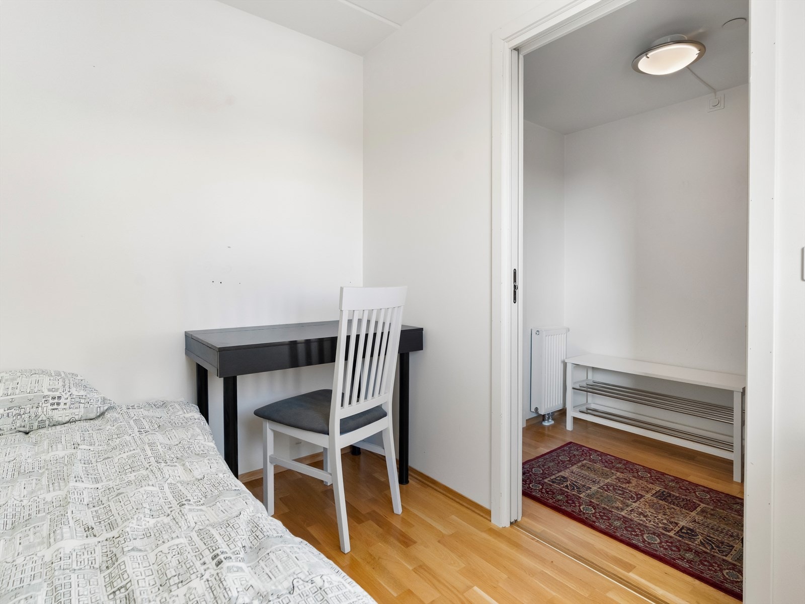 Lyse soverom med plass til seng, nattbord og oppbevaringsmøbel. Galleribilde