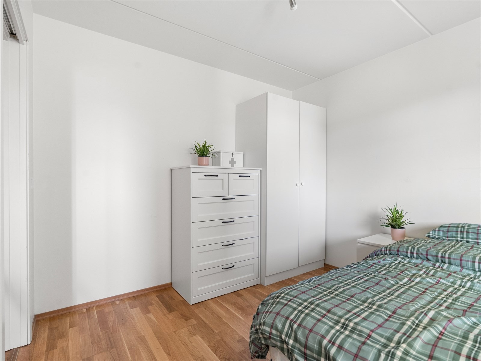 God plass til garderobeskap og oppbevaring. Galleribilde