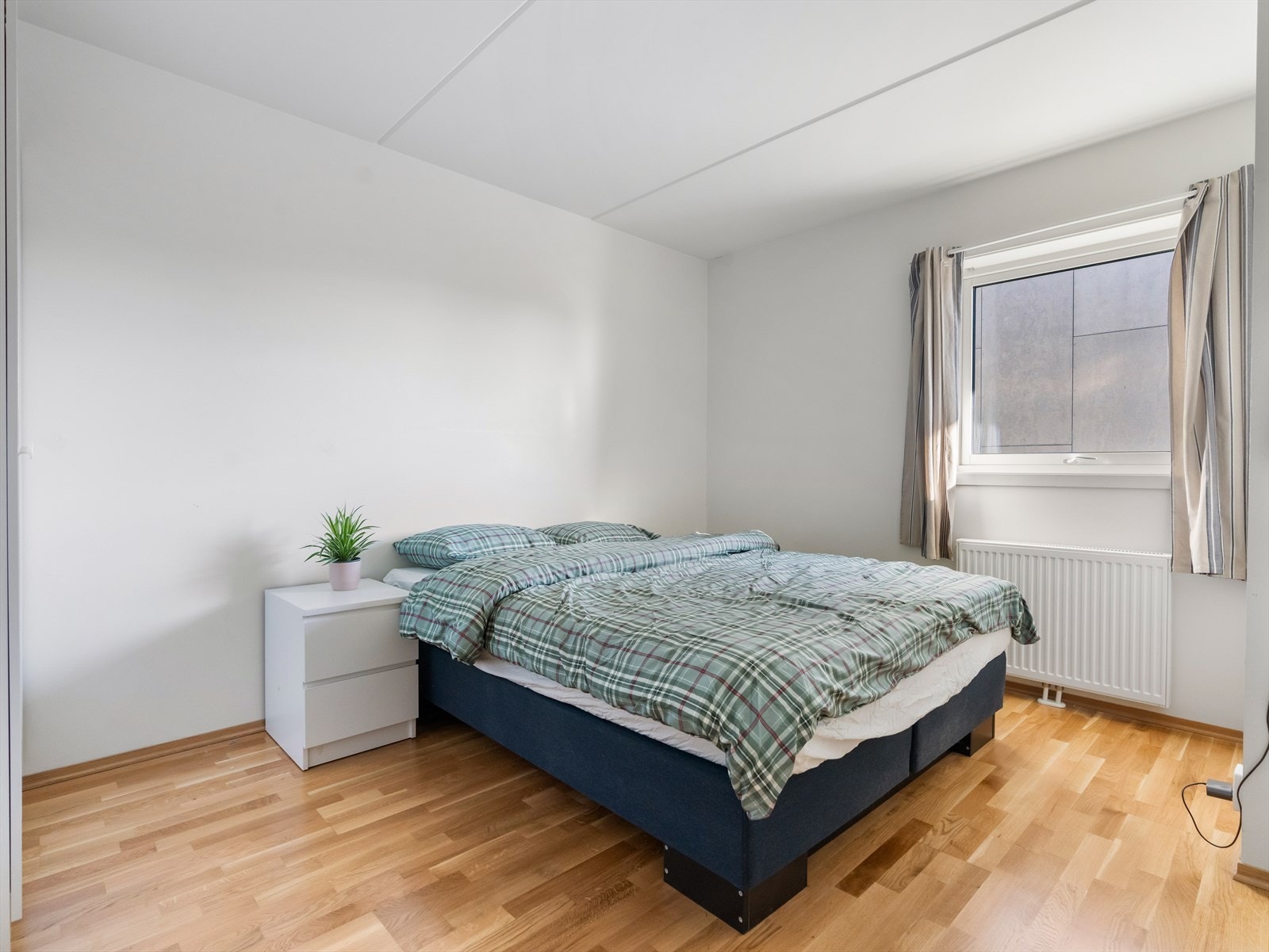 Leiligheten har to lyse og innbydende soverom med plass til seng, nattbord og oppbevaring. Galleribilde