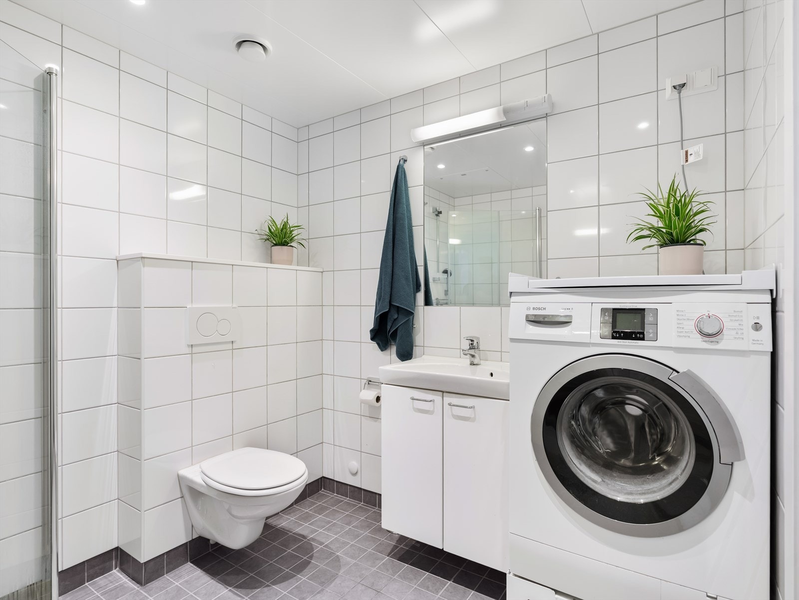 Badet har opplegg for vaskemaskin og er utstyrt med vannklosett. Galleribilde