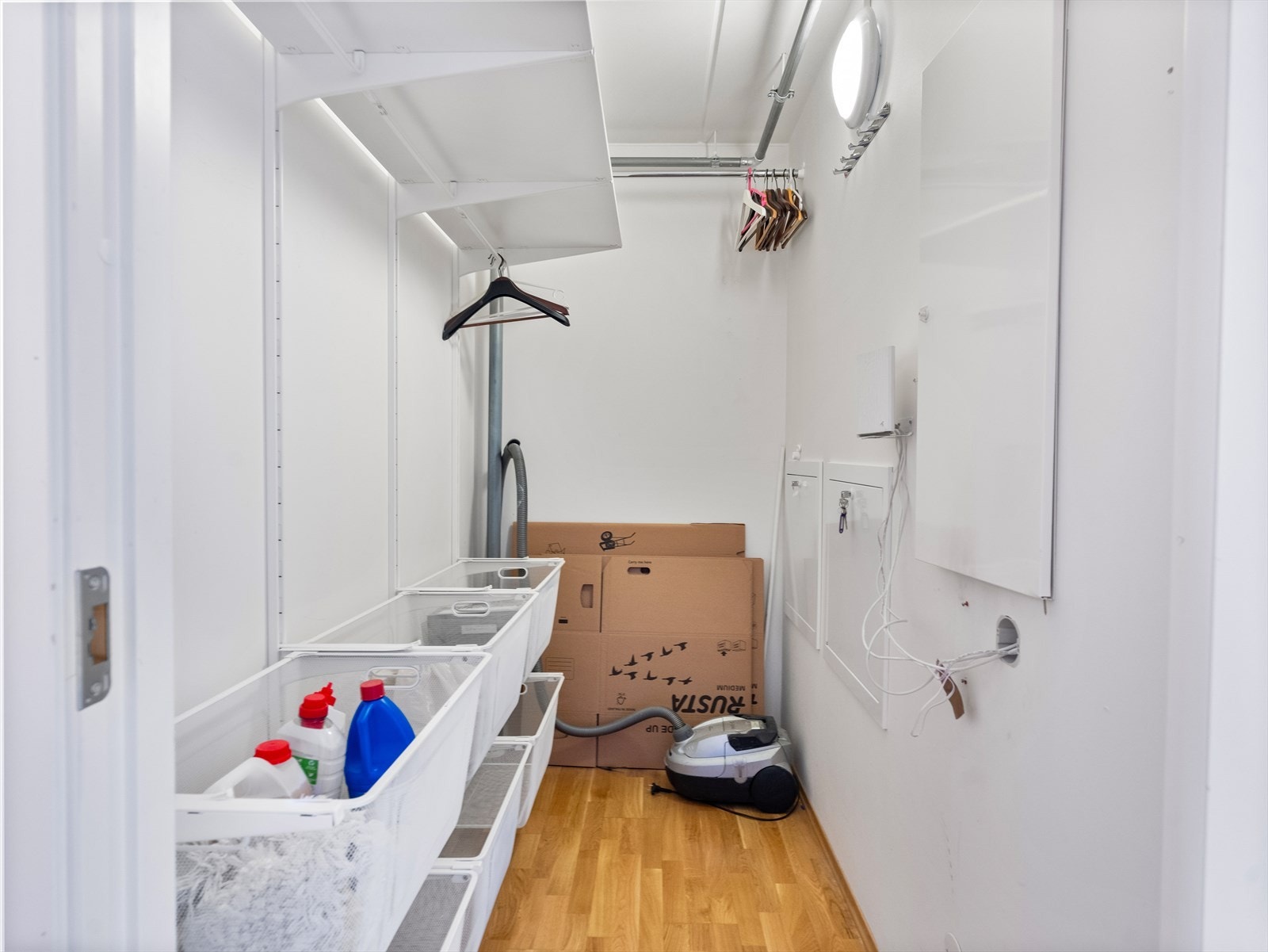 Romslig bod inne i leiligheten med god plass til oppbevaring. Galleribilde