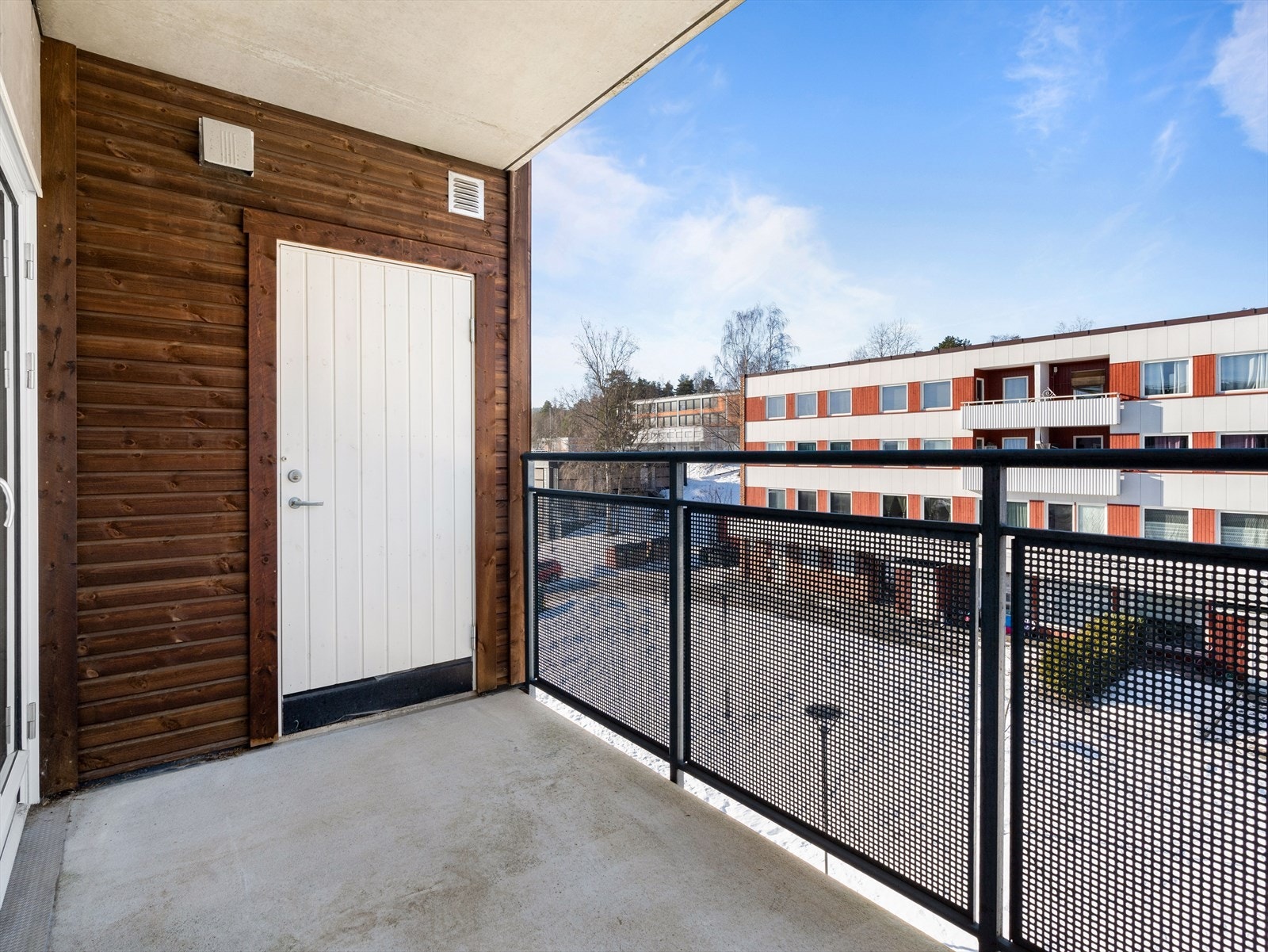 Utvendig bod på balkong. Galleribilde