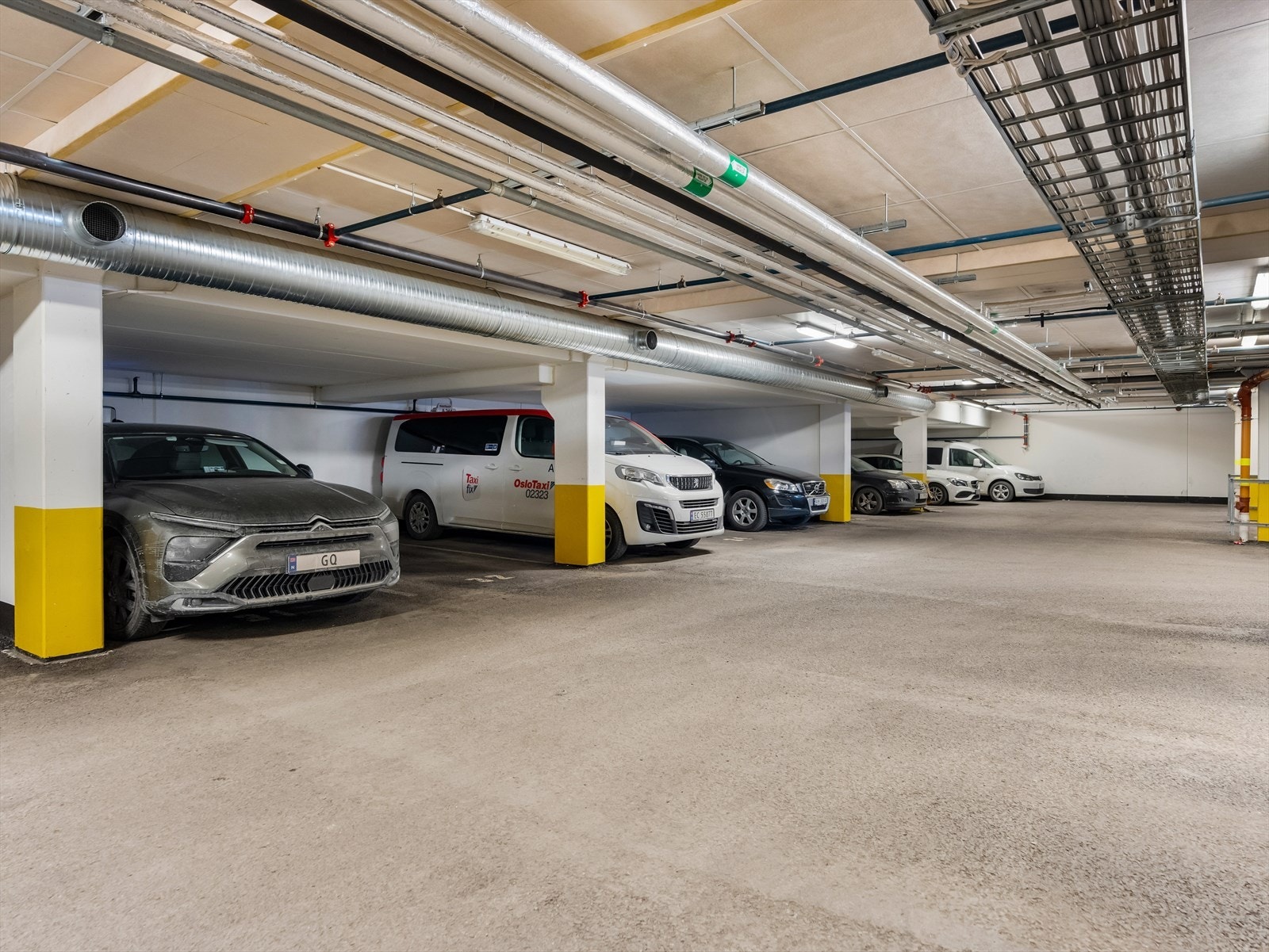 Leiligheten disponerer parkeringsplass nr. 31 i sameiets fellesareal. Galleribilde
