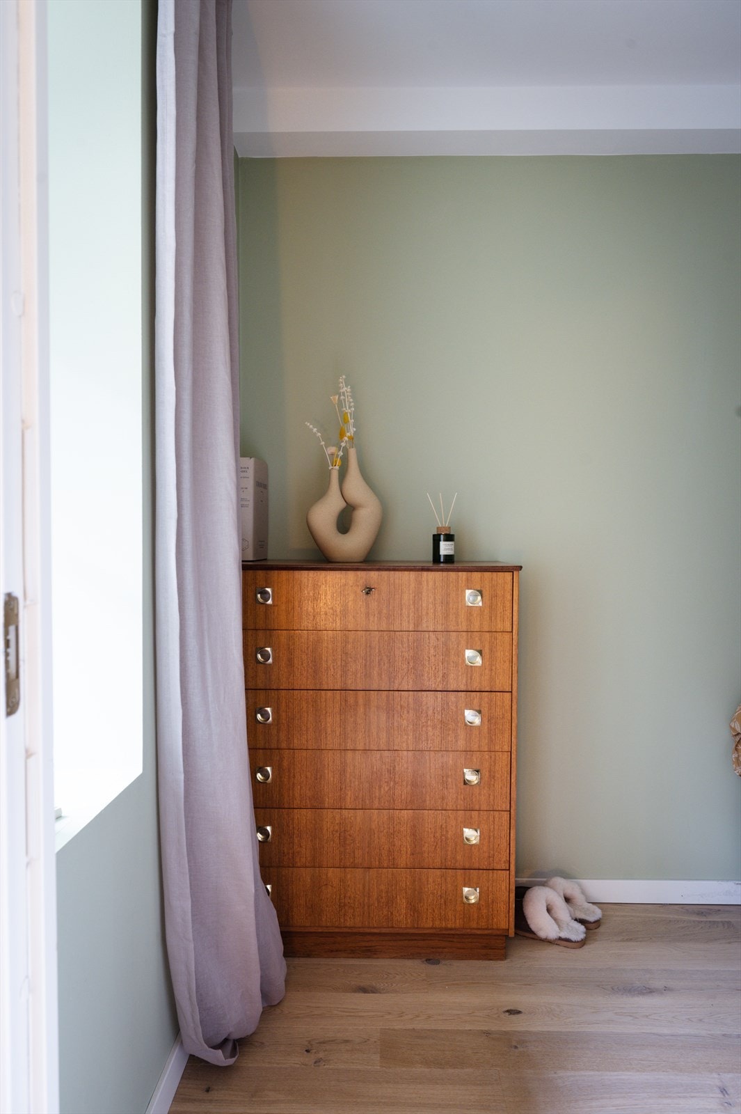 Store vinduer sørger for naturlig lysinnslipp og gode luftemuligheter. Galleribilde