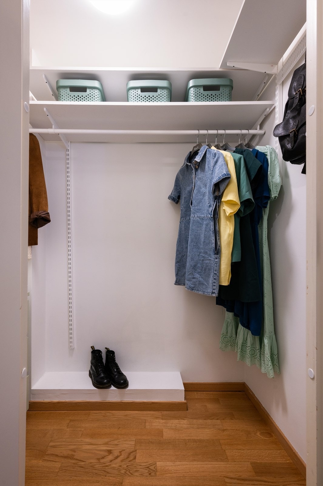 Innvendig bod med garderobeinnredning gir ekstra oppbevaringsmuligheter for klær, støvsuger og annet utstyr Galleribilde