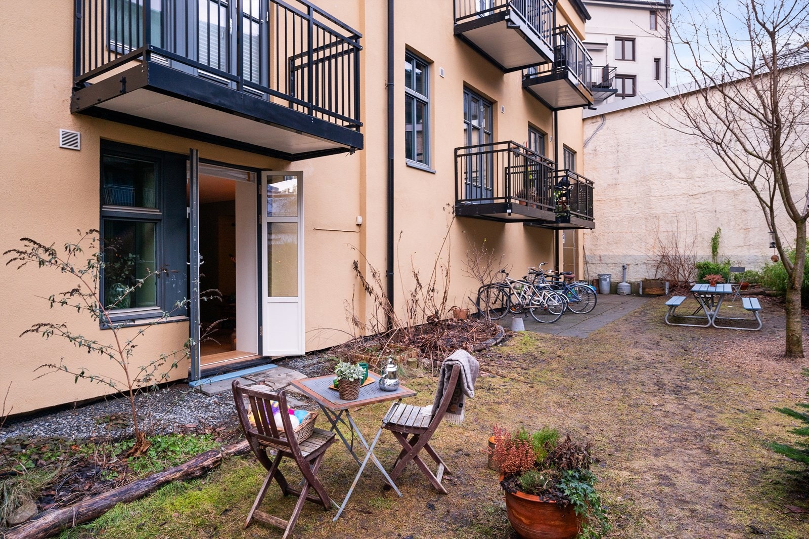 Frodig bakgård som er skjermet for trafikk og støy Galleribilde