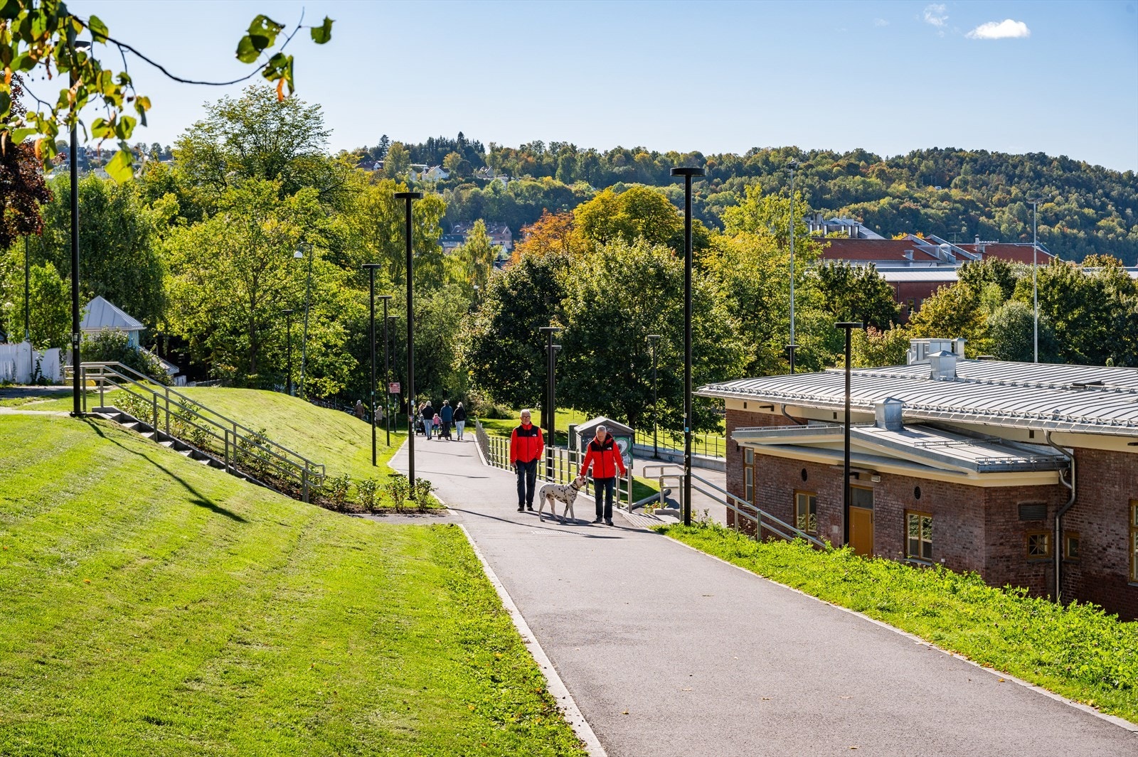 Nærhet til flere parker og grøntområder som Vålerengaparken, Jordalparken. Svartdalsparken og Alnaelva. Galleribilde