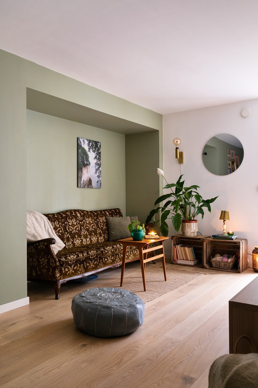 Rommet har en harmonisk fargepalett med nøytrale vegger kombinert med en dus, grønn kontrastvegg. Galleribilde