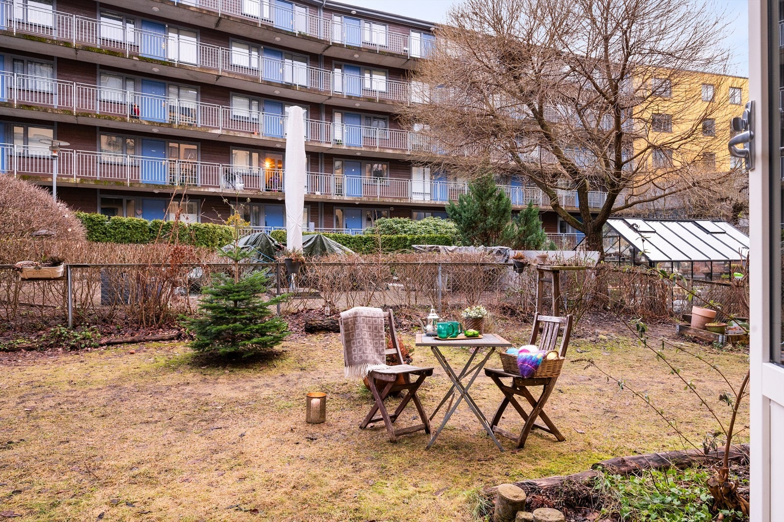 Fra stuen er det direkte utgang til en trivelig uteplass med mye sol sommerstid. Galleribilde