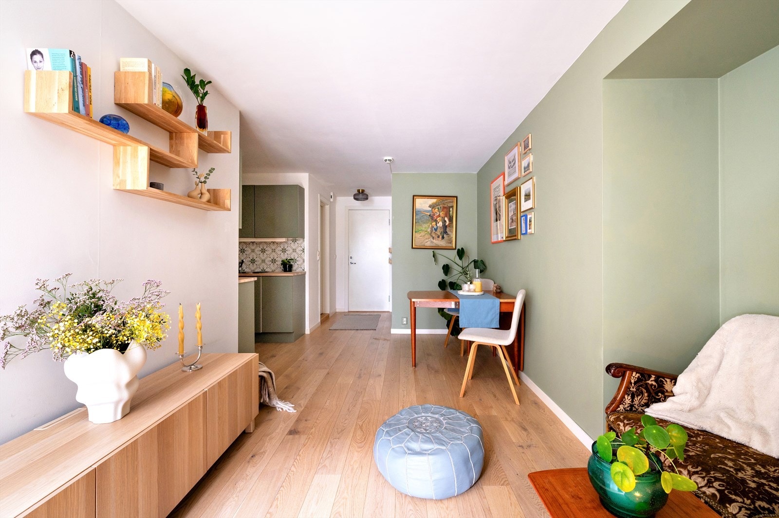 Lys og innbydende stue med en-stavs parkett og behagelig gulvvarme under Galleribilde