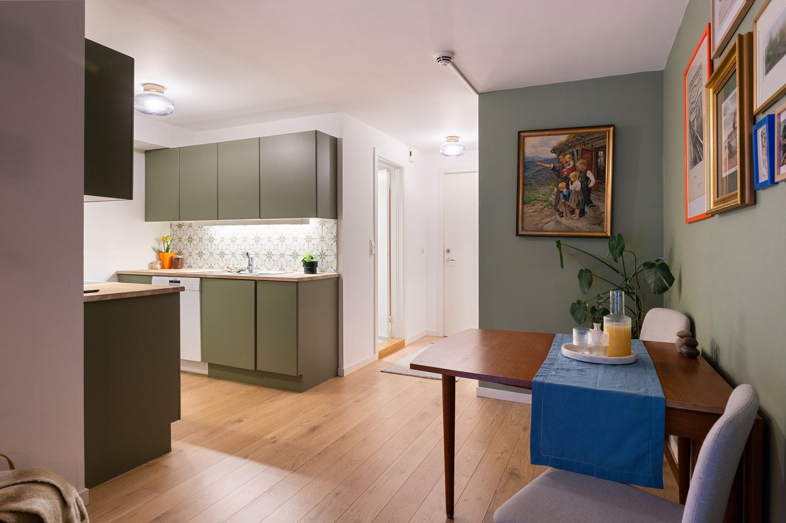 Kjøkkenet har en åpen løsning mot stuen, men er smart plassert i en egen sone i hjørnet av rommet. Galleribilde