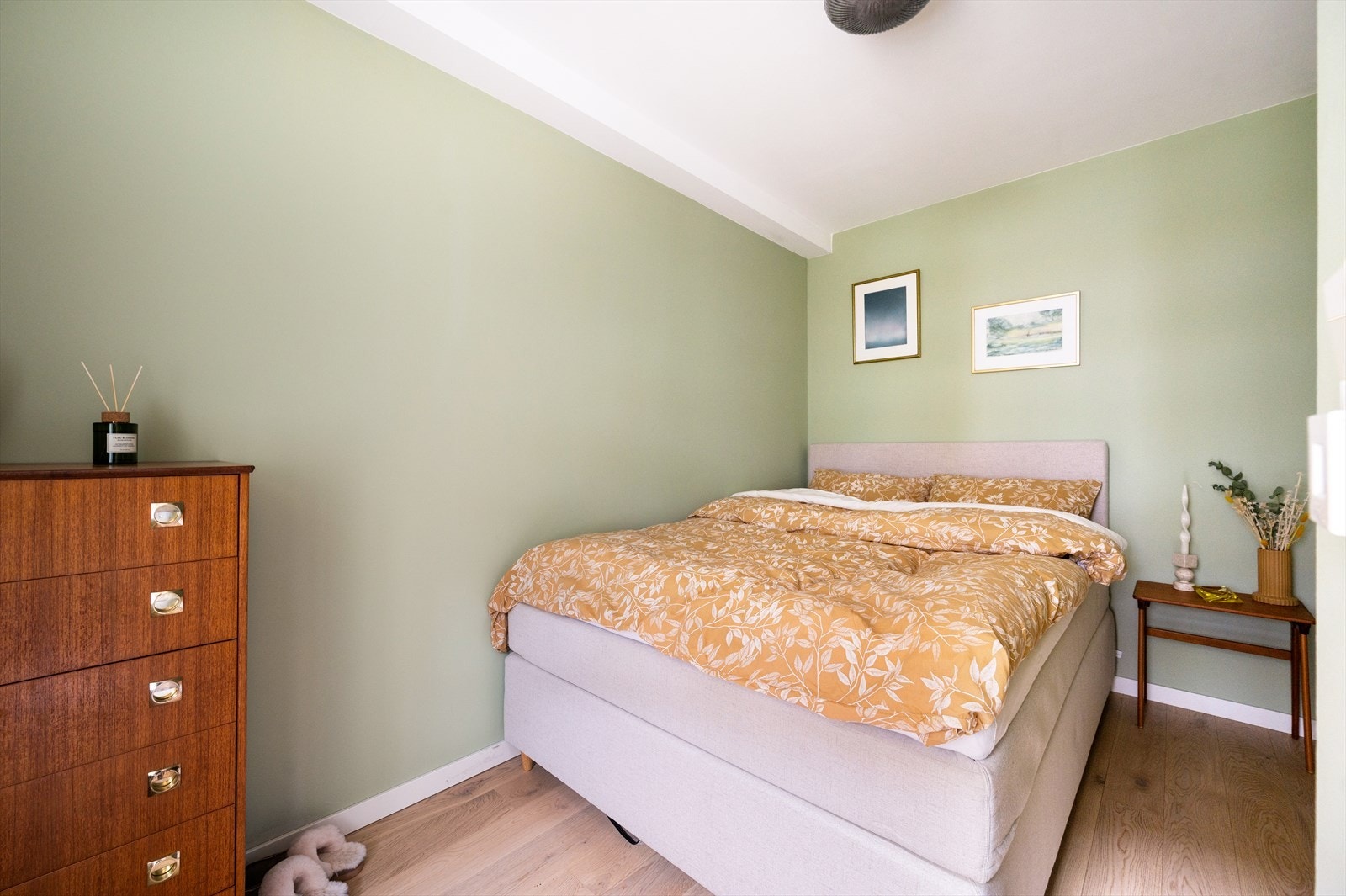 Romslig soverom med god plass til dobbeltseng Galleribilde