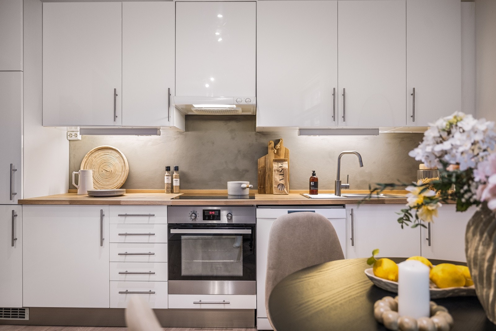 - Kjøkkenet har en stilren innredning fra Ikea og heltre benkeplate i eik fra 2021 - Galleribilde