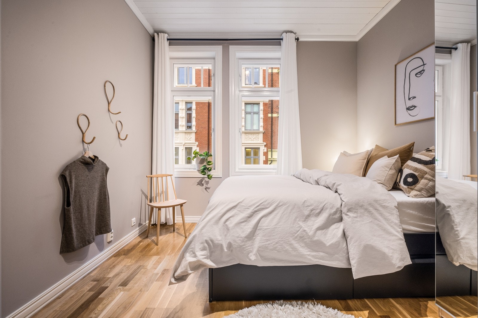 - Leiligheten har to store soverom som ligger i hver sin ende av leiligheten - Galleribilde