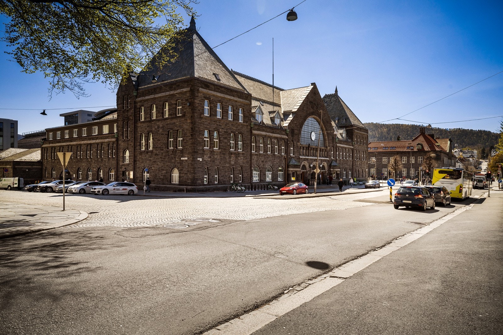 - Fra togstasjonen, som også ligger i kort gangavstand, kan du enkelt ta toget til fjells - Galleribilde
